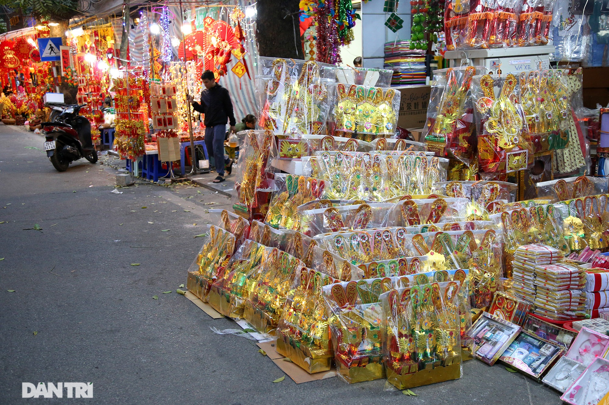 Hang Luoc flower market begins to flourish to welcome people shopping for Tet - 13