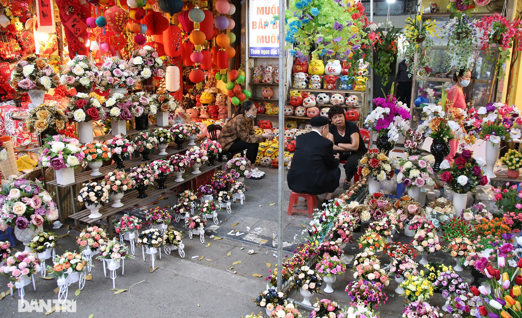 Hang Luoc flower market begins to flourish to welcome people shopping for Tet - 14