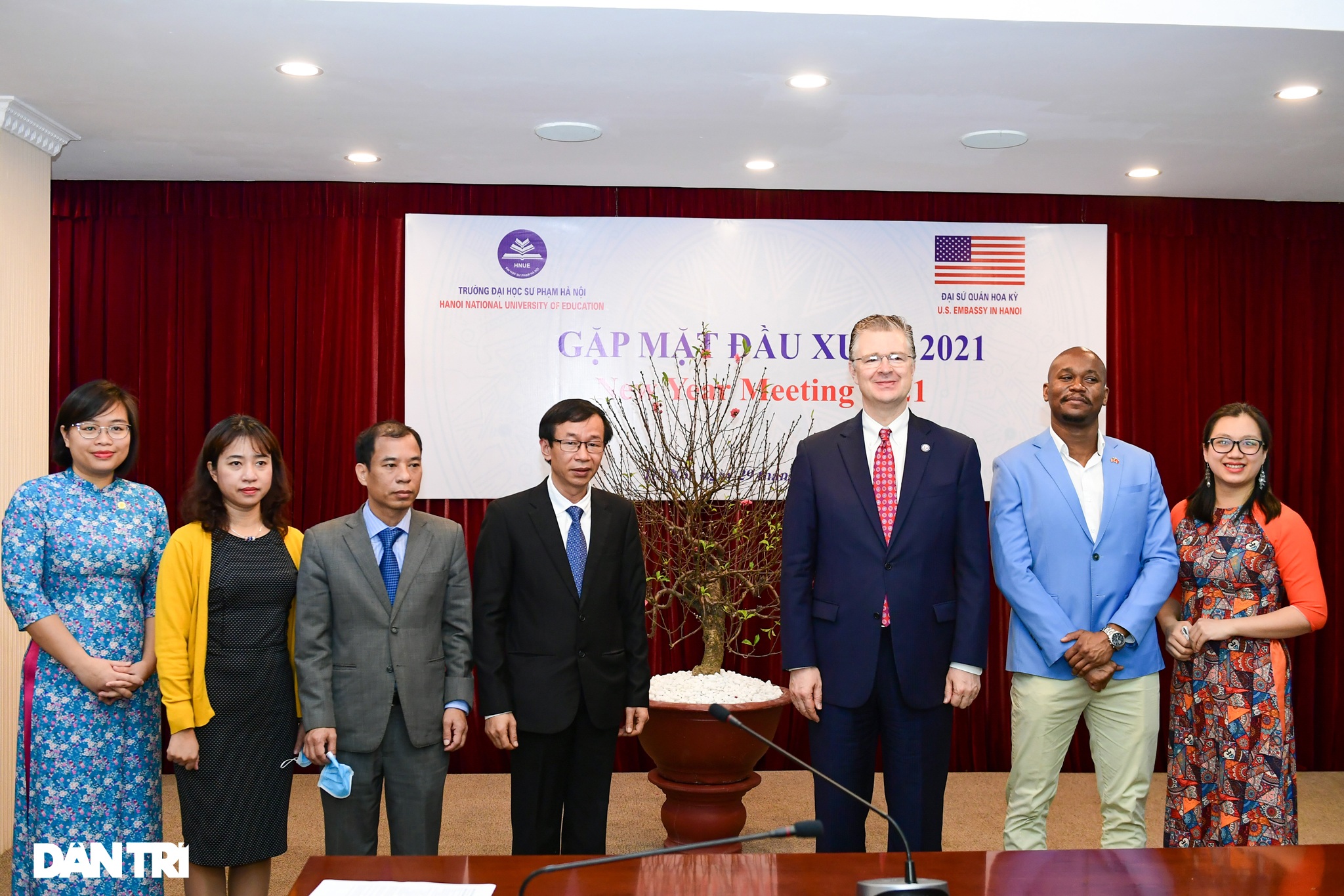 Đại sứ Hoa Kỳ tại Việt Nam tặng cây đào tự tay ghép cho trường ĐHSP Hà Nội - 7 Đại sứ Hoa Kỳ tại Việt Nam tặng cây đào tự tay ghép cho trường ĐHSP Hà Nội - 7