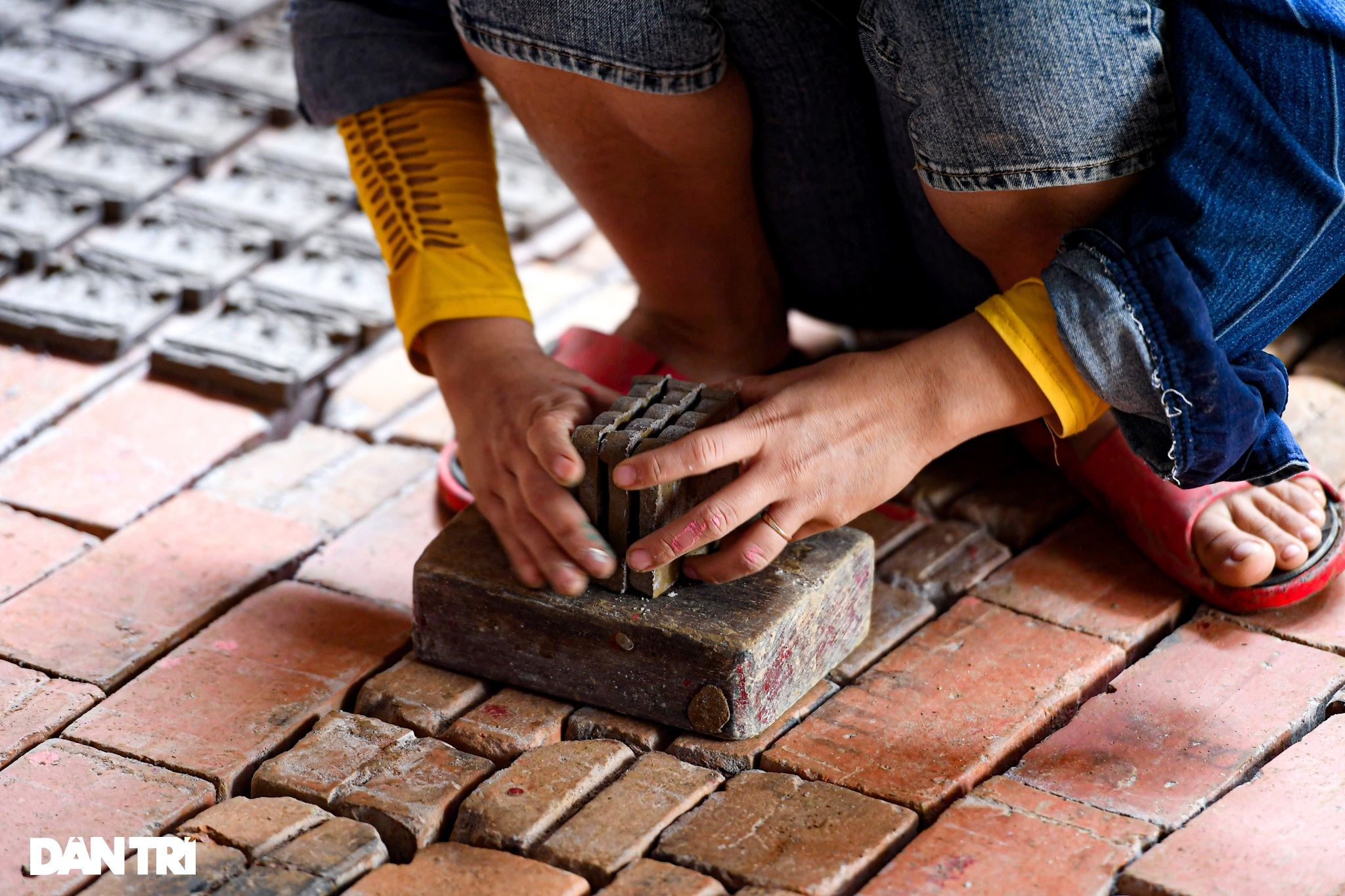 The village for casting the statue of Mr. Cong Ong Tao is unique in Hue - 2