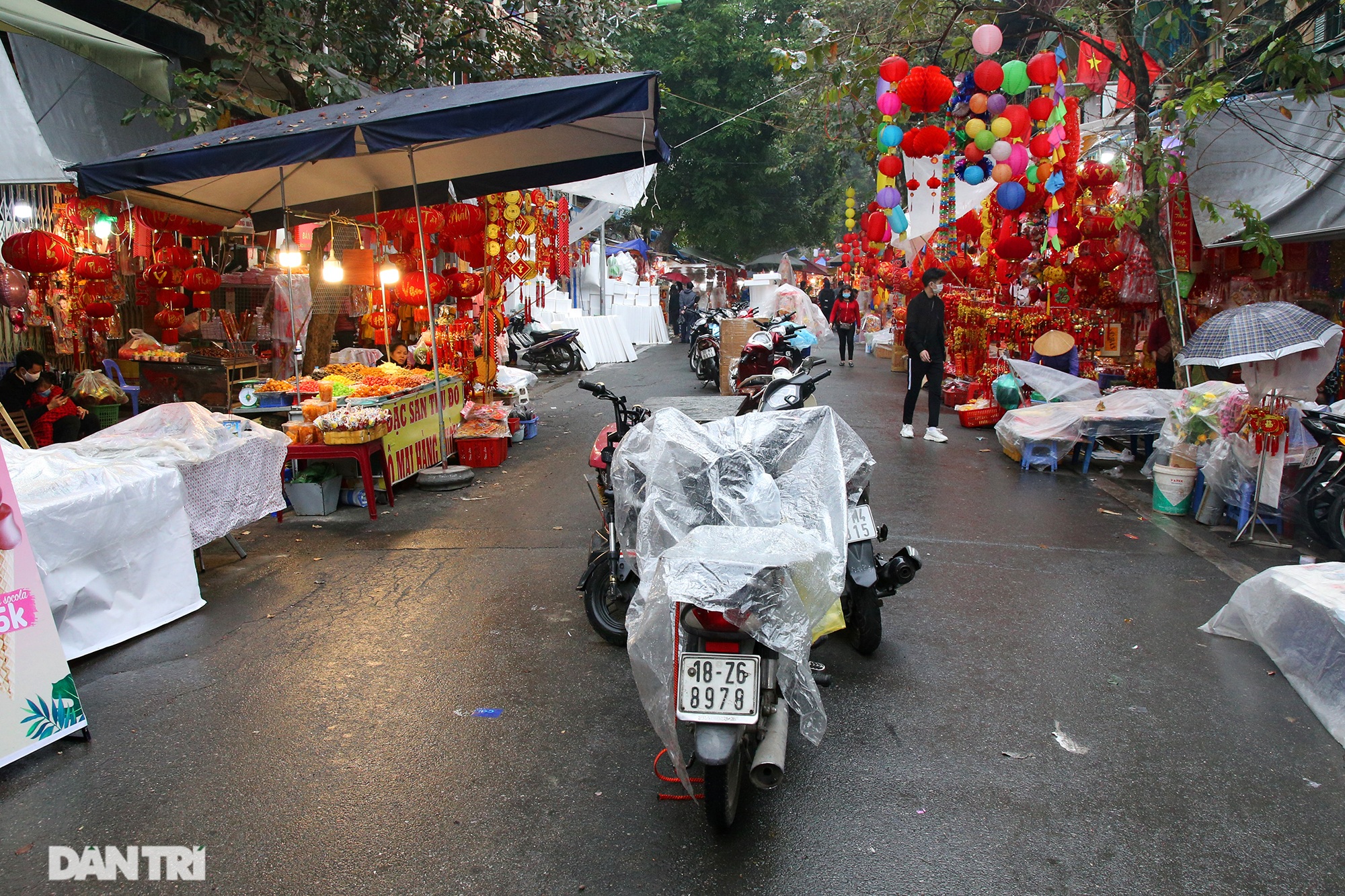 Chợ hoa chợ Tết ở Hà Nội hiu hắt vì dịch Covid-19 - 1 Chợ hoa chợ Tết ở Hà Nội hiu hắt vì dịch Covid-19 - 1