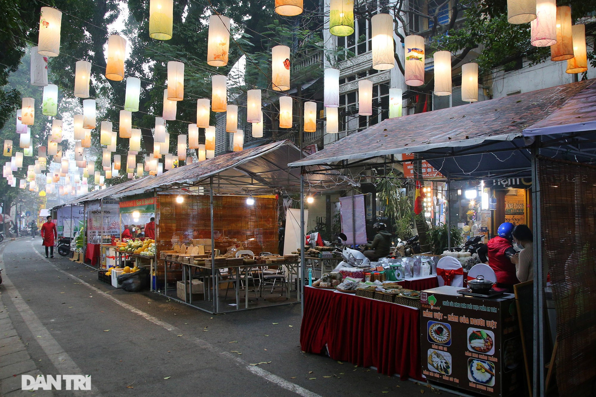 Chợ hoa chợ Tết ở Hà Nội hiu hắt vì dịch Covid-19 - 9 Chợ hoa chợ Tết ở Hà Nội hiu hắt vì dịch Covid-19 - 9