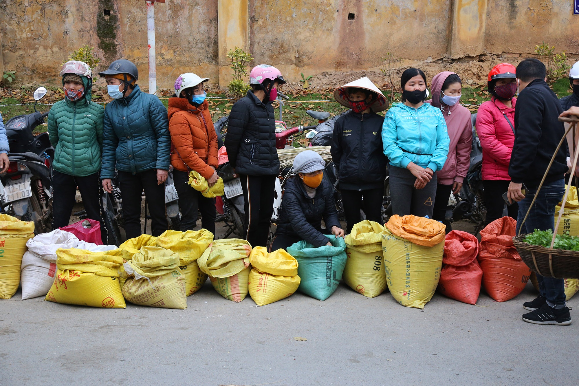 Chợ Lộc Bình - phiên chợ đặc biệt của những chiếc bao tải - 1