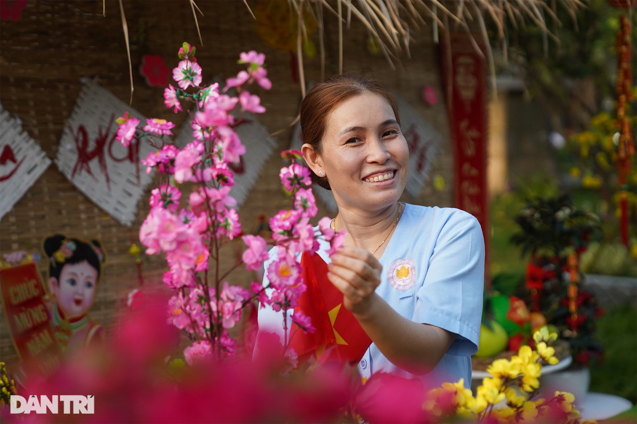 Đường hoa khoe sắc, nồi bánh chưng rực lửa trong bệnh viện - 20 Đường hoa khoe sắc, nồi bánh chưng rực lửa trong bệnh viện - 20