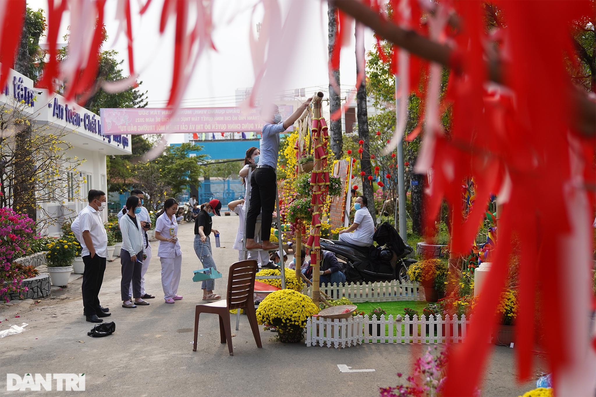 Đường hoa khoe sắc, nồi bánh chưng rực lửa trong bệnh viện - 14 Đường hoa khoe sắc, nồi bánh chưng rực lửa trong bệnh viện - 14