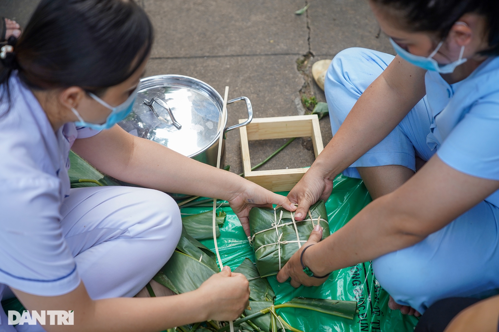 Đường hoa khoe sắc, nồi bánh chưng rực lửa trong bệnh viện - 15 Đường hoa khoe sắc, nồi bánh chưng rực lửa trong bệnh viện - 15
