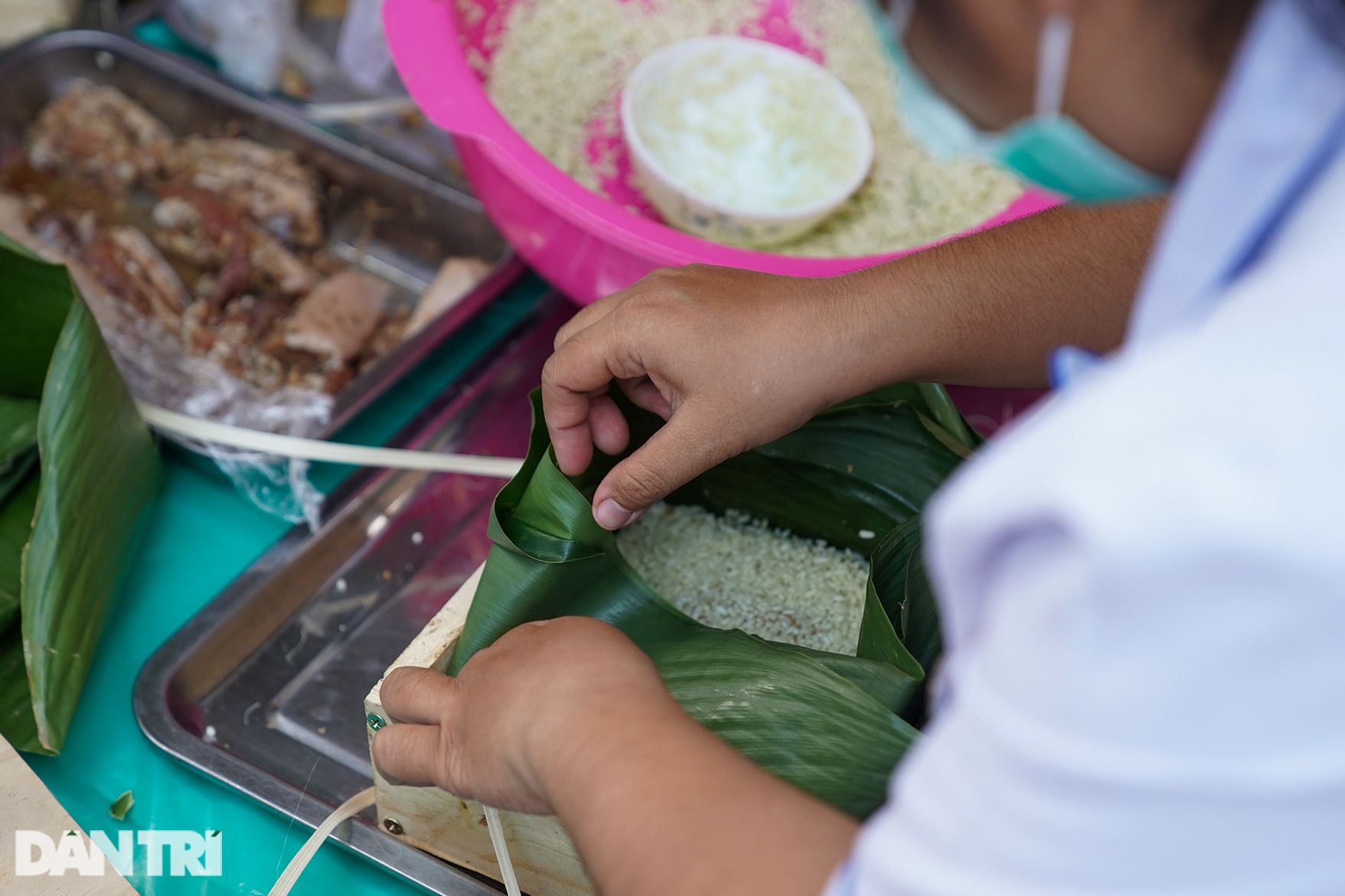 Đường hoa khoe sắc, nồi bánh chưng rực lửa trong bệnh viện - 16 Đường hoa khoe sắc, nồi bánh chưng rực lửa trong bệnh viện - 16
