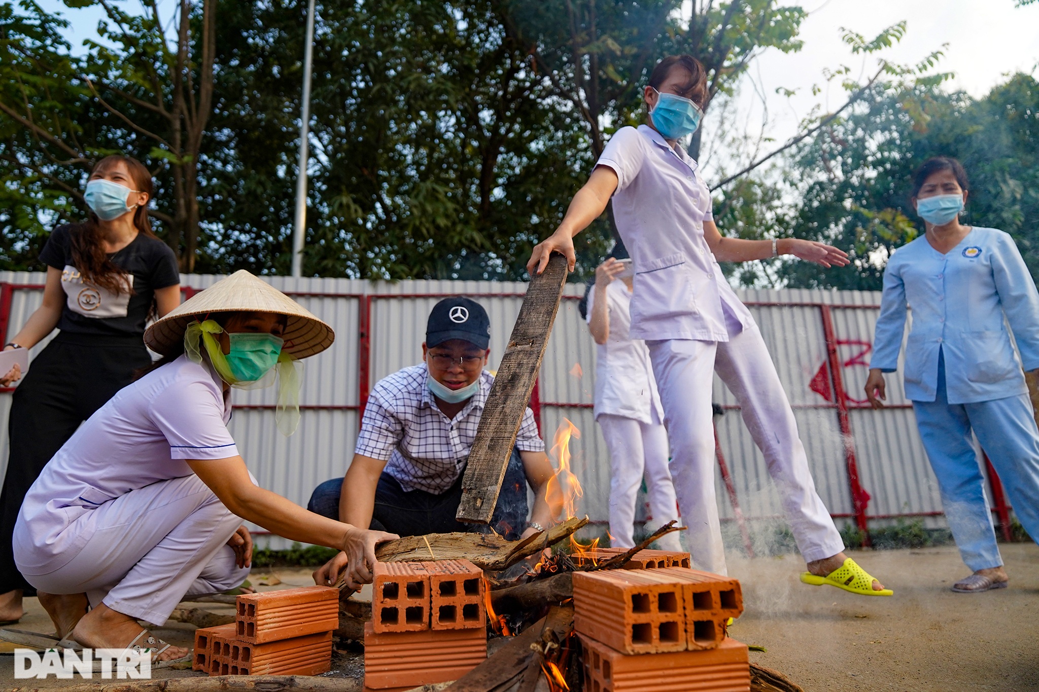 Đường hoa khoe sắc, nồi bánh chưng rực lửa trong bệnh viện - 17 Đường hoa khoe sắc, nồi bánh chưng rực lửa trong bệnh viện - 17
