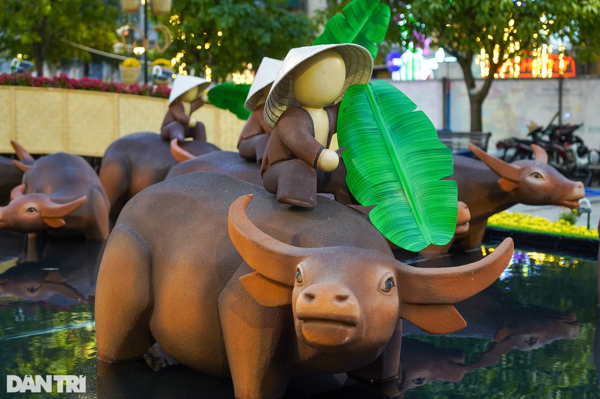 A herd of more than 60 buffaloes appeared on Nguyen Hue flower street to greet the Tan Suu spring-8