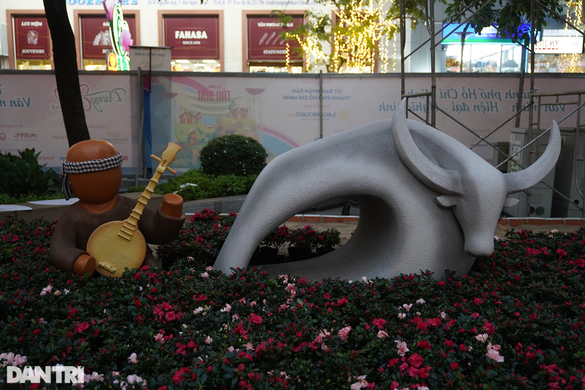 A herd of more than 60 buffaloes appeared on Nguyen Hue flower street to greet the Tan Suu spring - 10