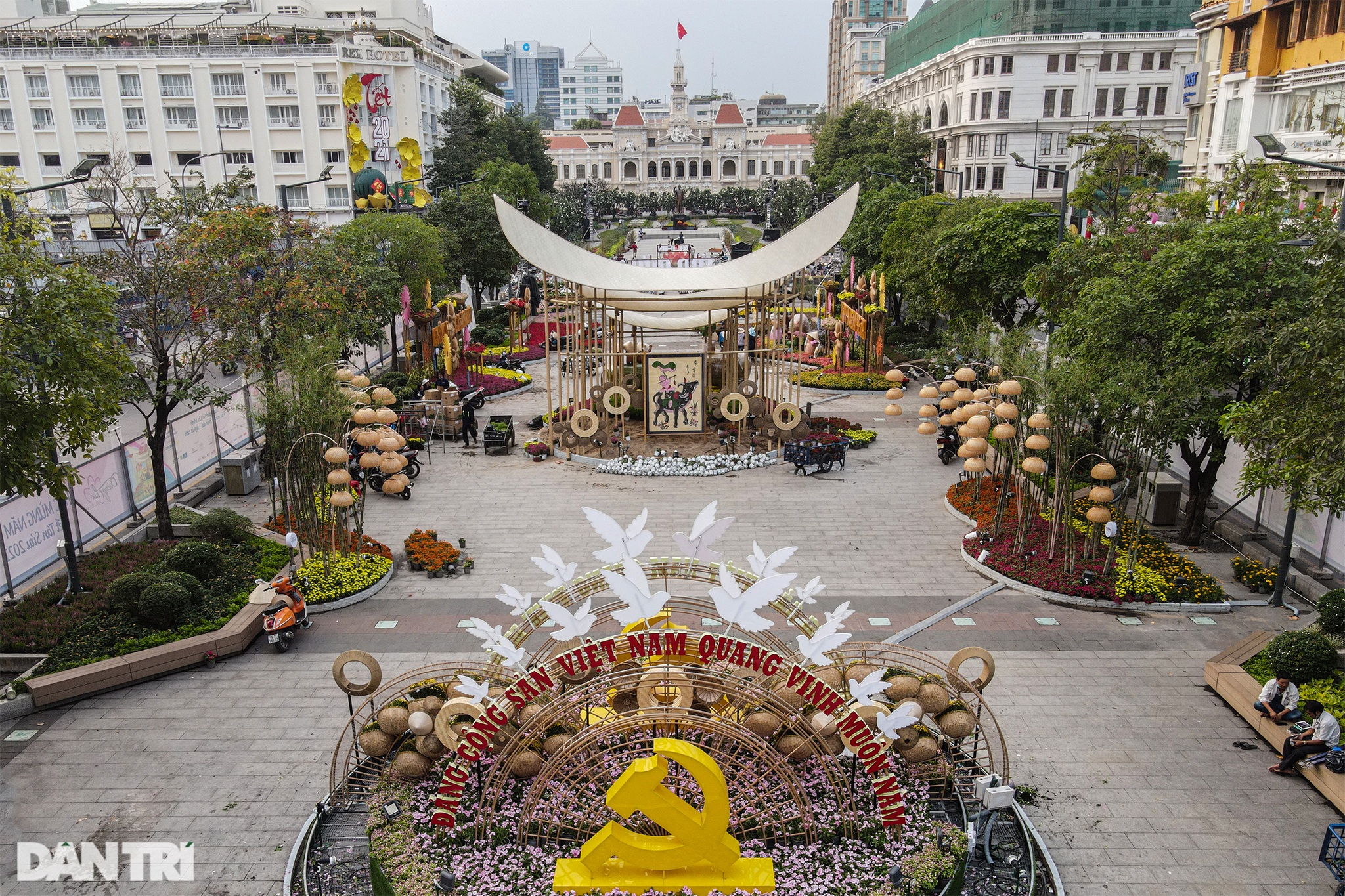 A herd of more than 60 buffaloes appeared on Nguyen Hue flower street to greet the Tan Suu spring - 4