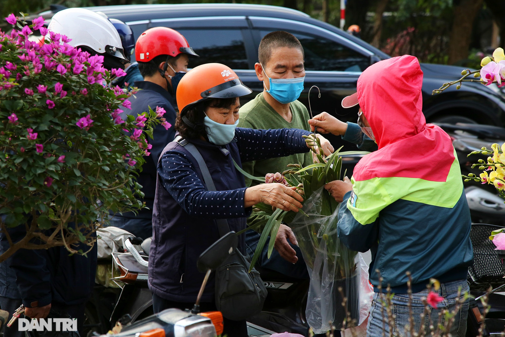 Chợ hoa bày bán trên đường phố Hà Nội đông khách bất chấp dịch Covid-19 - 8 Chợ hoa bày bán trên đường phố Hà Nội đông khách bất chấp dịch Covid-19 - 8