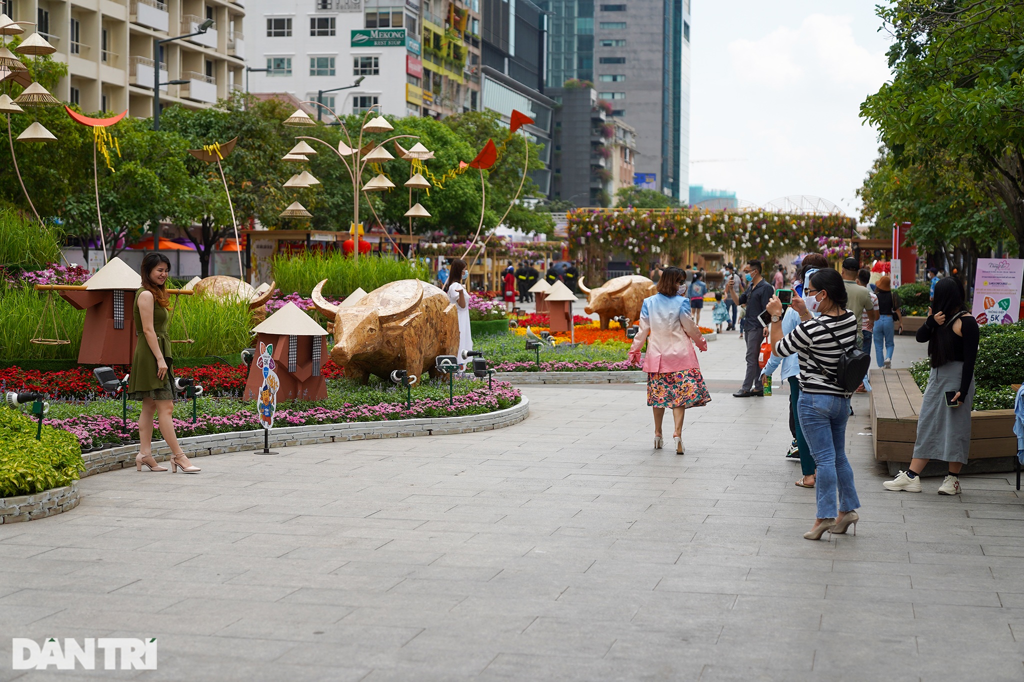 Người Sài Gòn đo thân nhiệt, đeo khẩu trang check-in đường hoa Nguyễn Huệ - 13 Người Sài Gòn đo thân nhiệt, đeo khẩu trang check-in đường hoa Nguyễn Huệ - 13