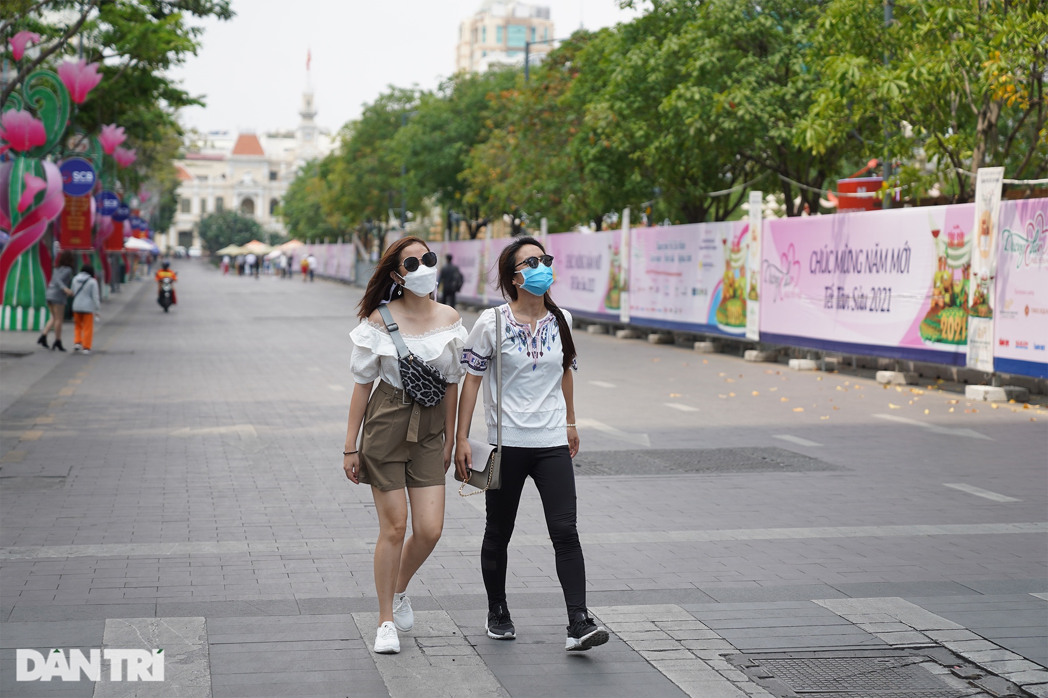 Người Sài Gòn đo thân nhiệt, đeo khẩu trang check-in đường hoa Nguyễn Huệ - 2