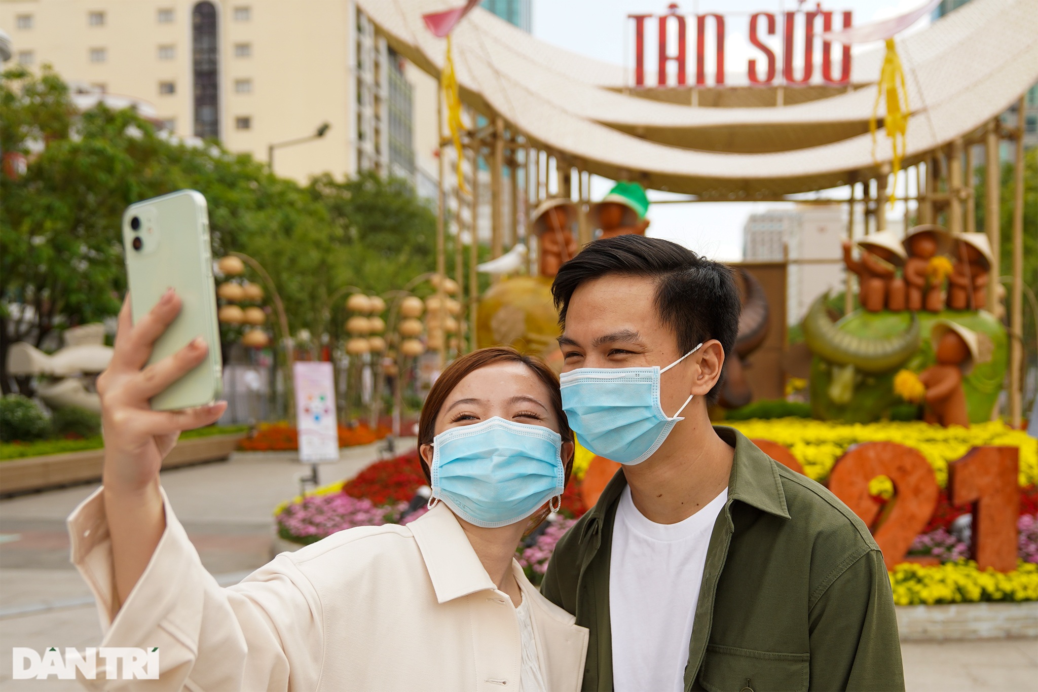 Người Sài Gòn đo thân nhiệt, đeo khẩu trang check-in đường hoa Nguyễn Huệ - 7