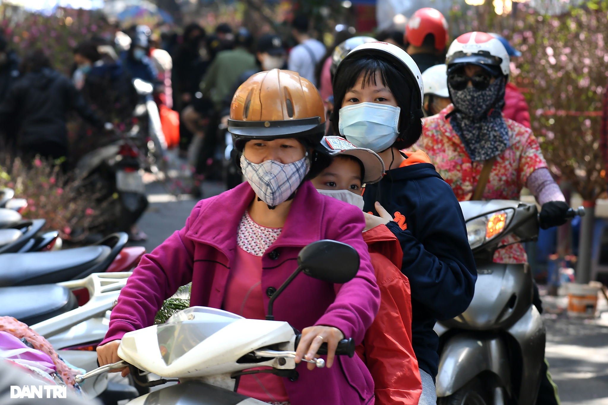 The sunshine came back and filled the streets of Hanoi on the 29th of Tet - 13