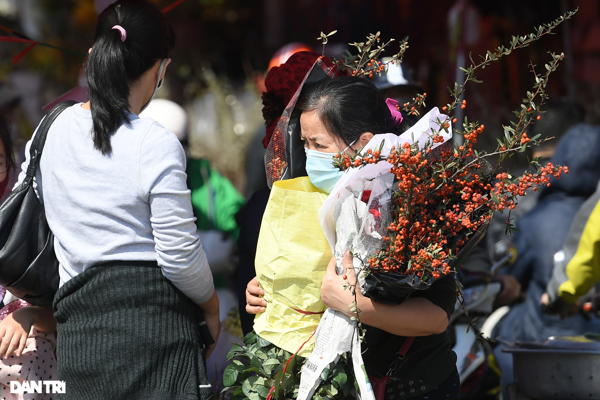 The sunshine came back and filled the streets of Hanoi on the 29th of Tet - 16