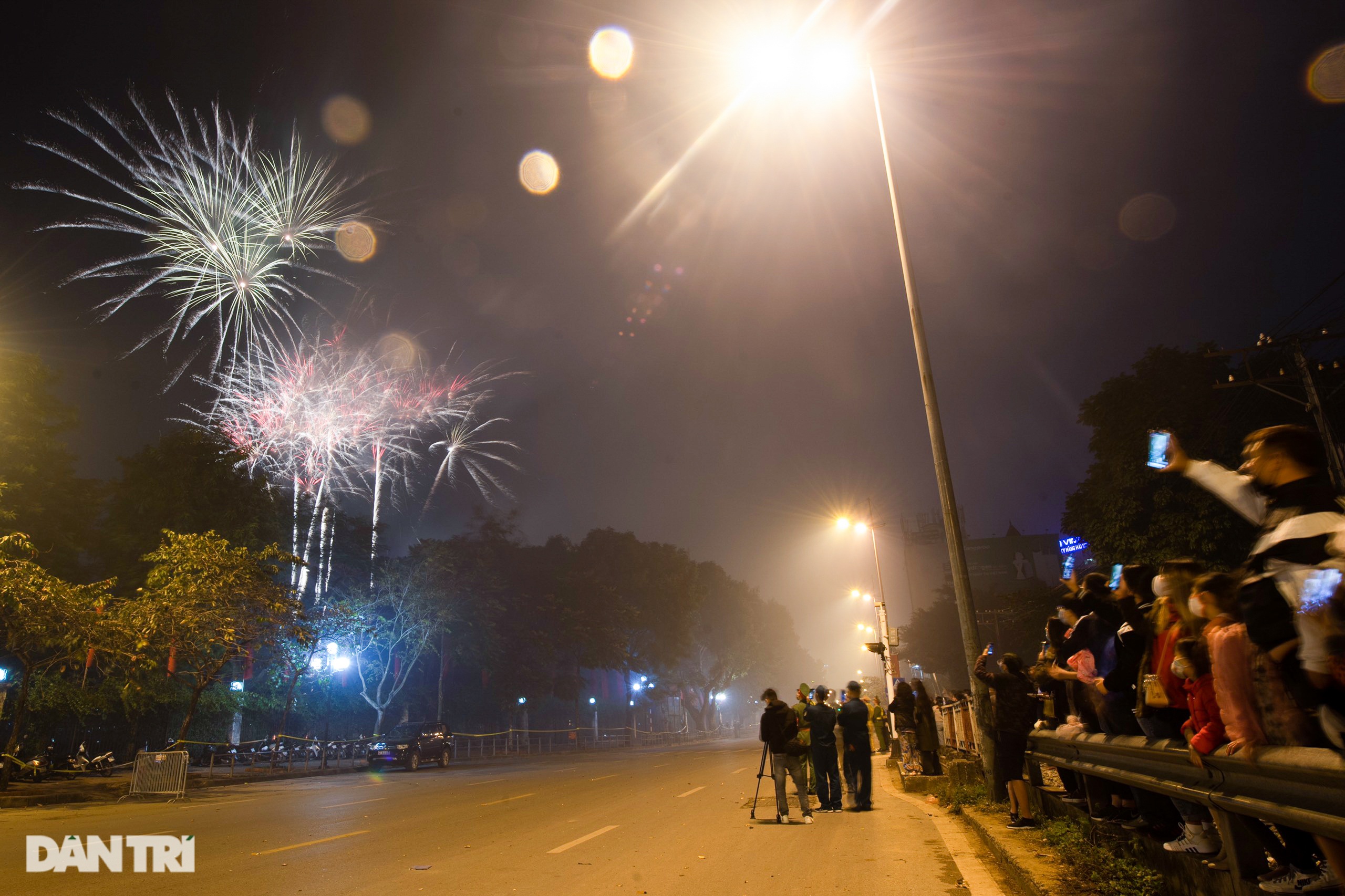 Watch the fireworks on the night of 30th Tet - a quiet New Year's Eve minute in Hanoi - 7
