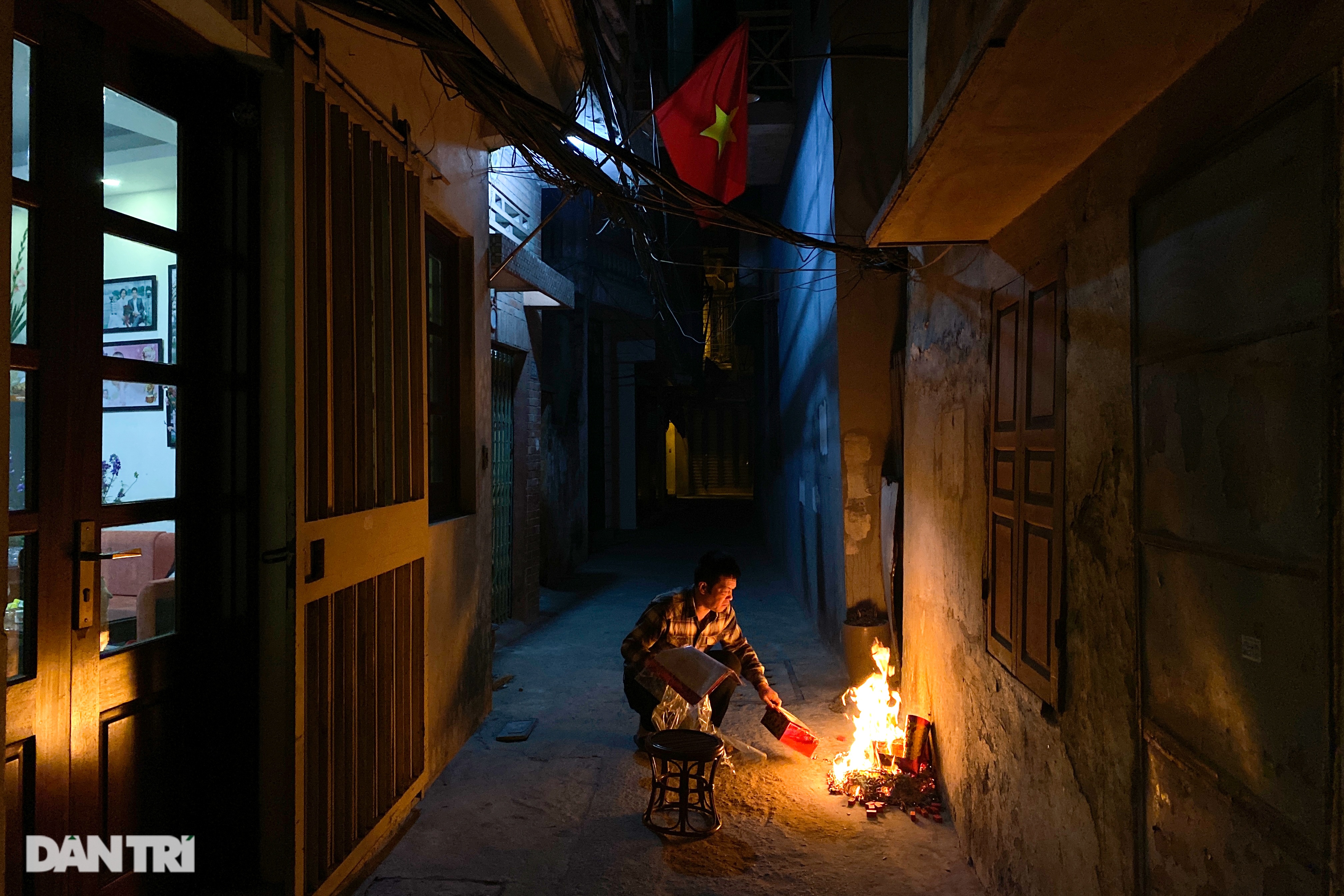 Watch the fireworks on the night of 30th Tet - a quiet New Year's Eve minute in Hanoi - 18