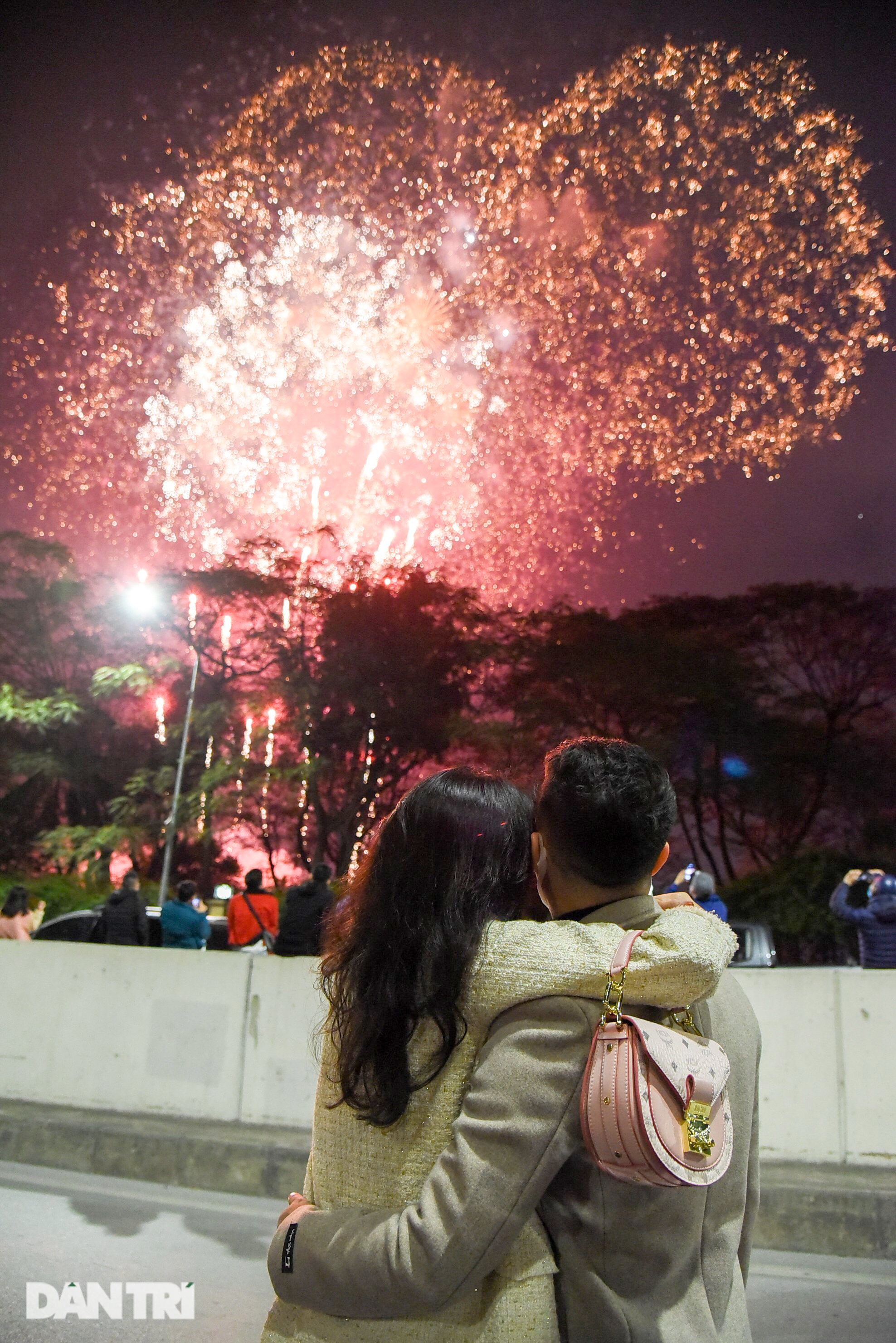 Watch the fireworks on the night of 30th Tet - a quiet New Year's Eve minute in Hanoi - 15