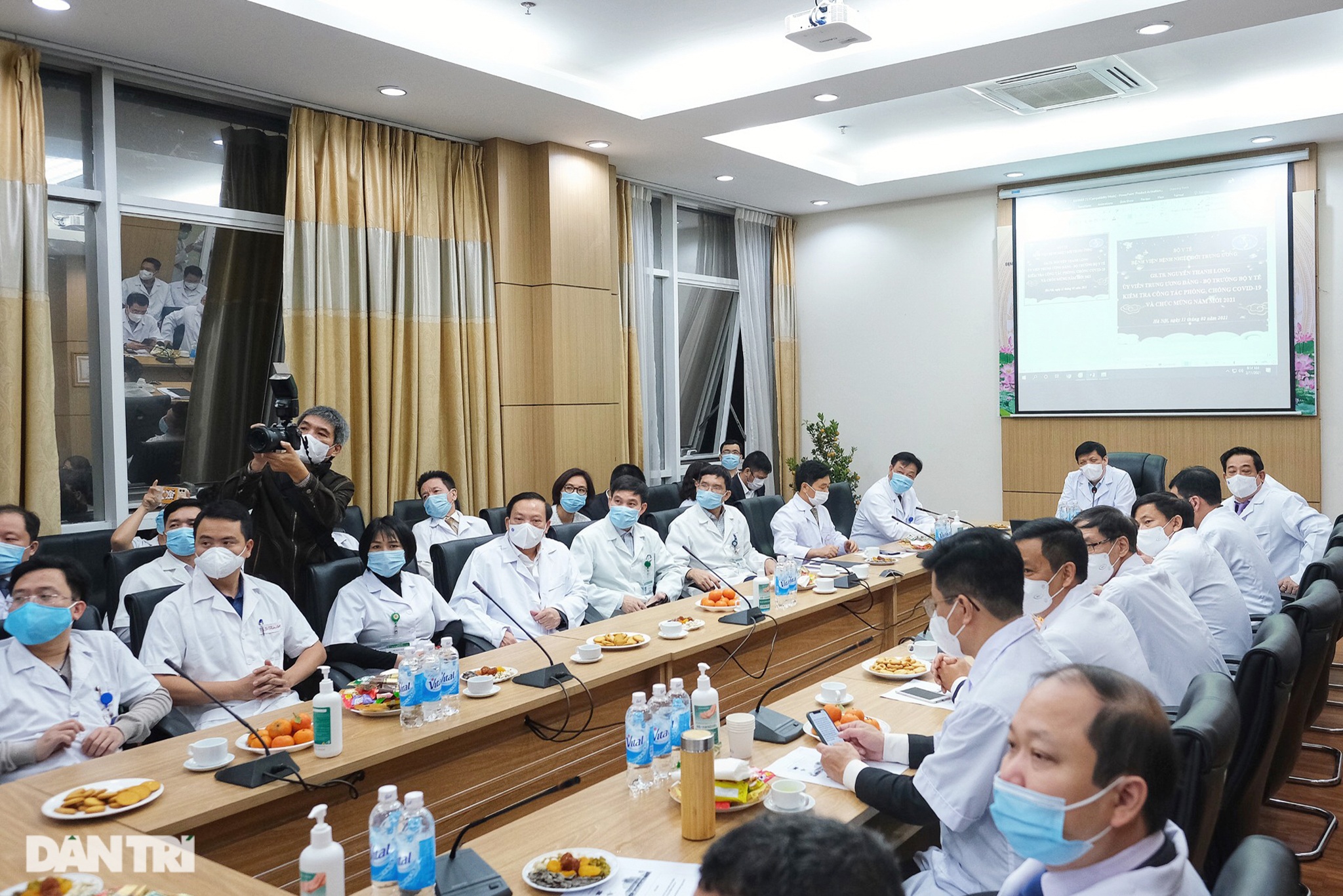 Giao thừa lặng lẽ của y bác sĩ và bệnh nhân Covid-19 ở BV Nhiệt đới TƯ - 14 Giao thừa lặng lẽ của y bác sĩ và bệnh nhân Covid-19 ở BV Nhiệt đới TƯ - 14