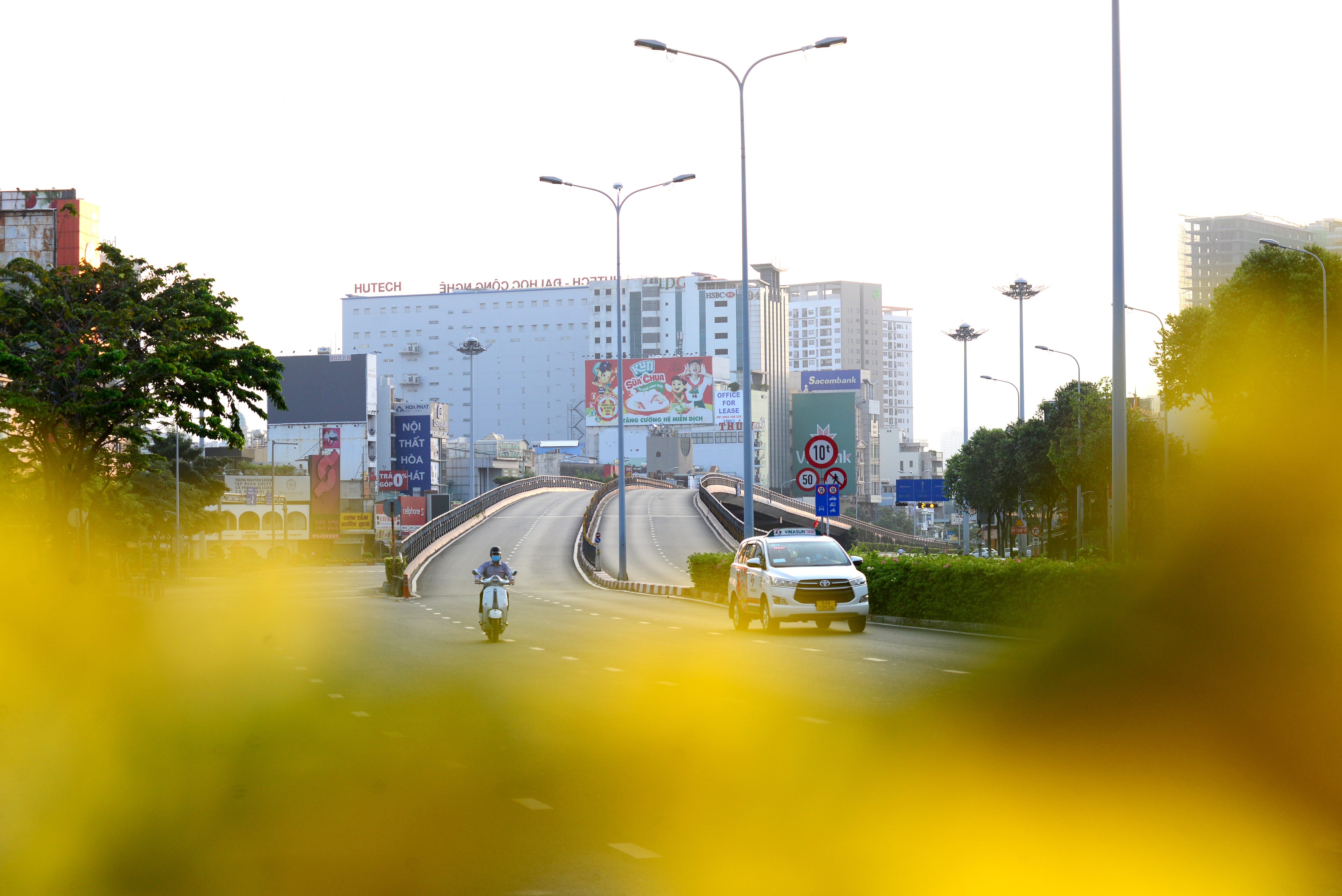 Thênh thang phố xá, Sài Gòn ngủ nướng sáng đầu năm - 1 Thênh thang phố xá, Sài Gòn ngủ nướng sáng đầu năm - 1