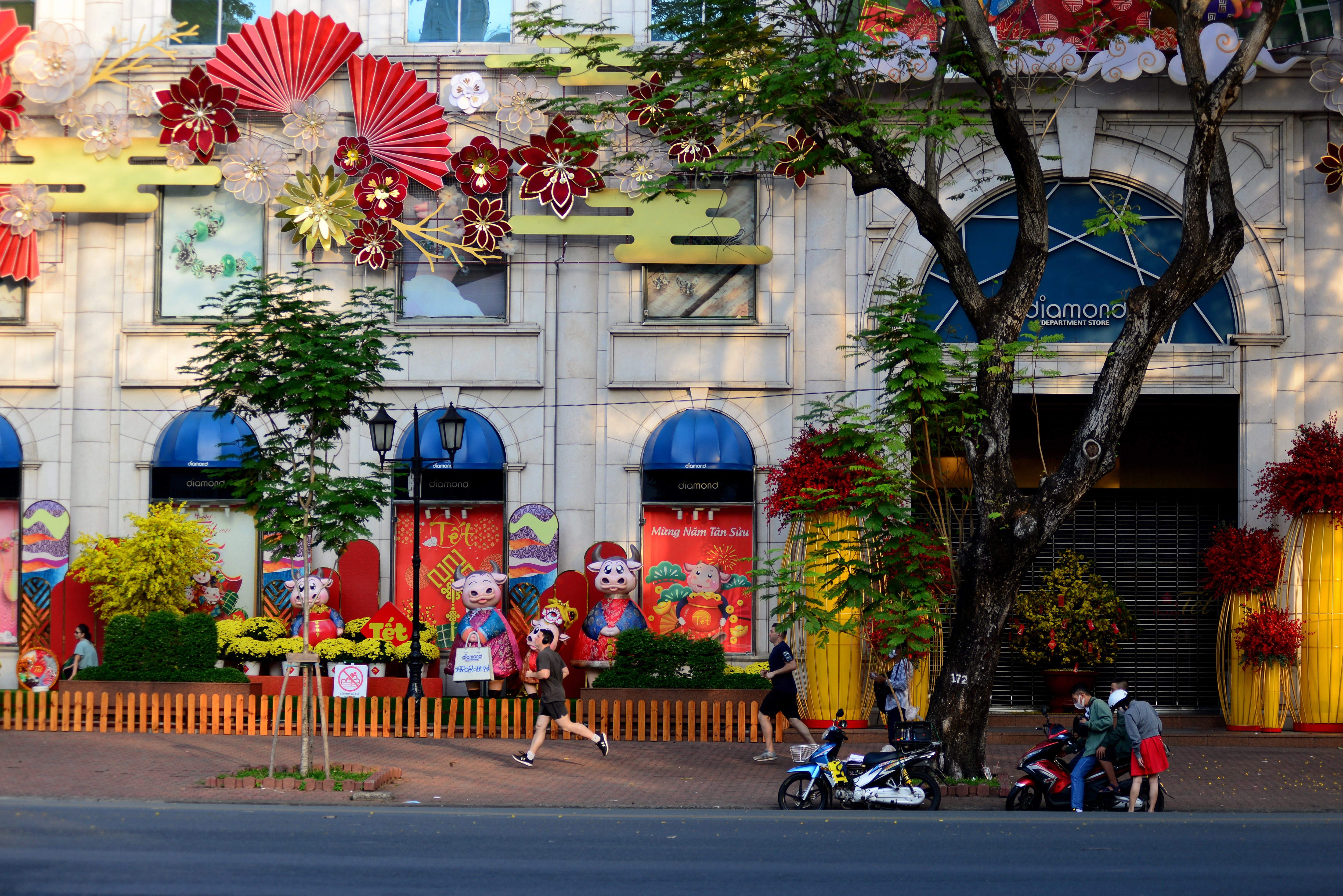 Thênh thang phố xá, Sài Gòn ngủ nướng sáng đầu năm - 17