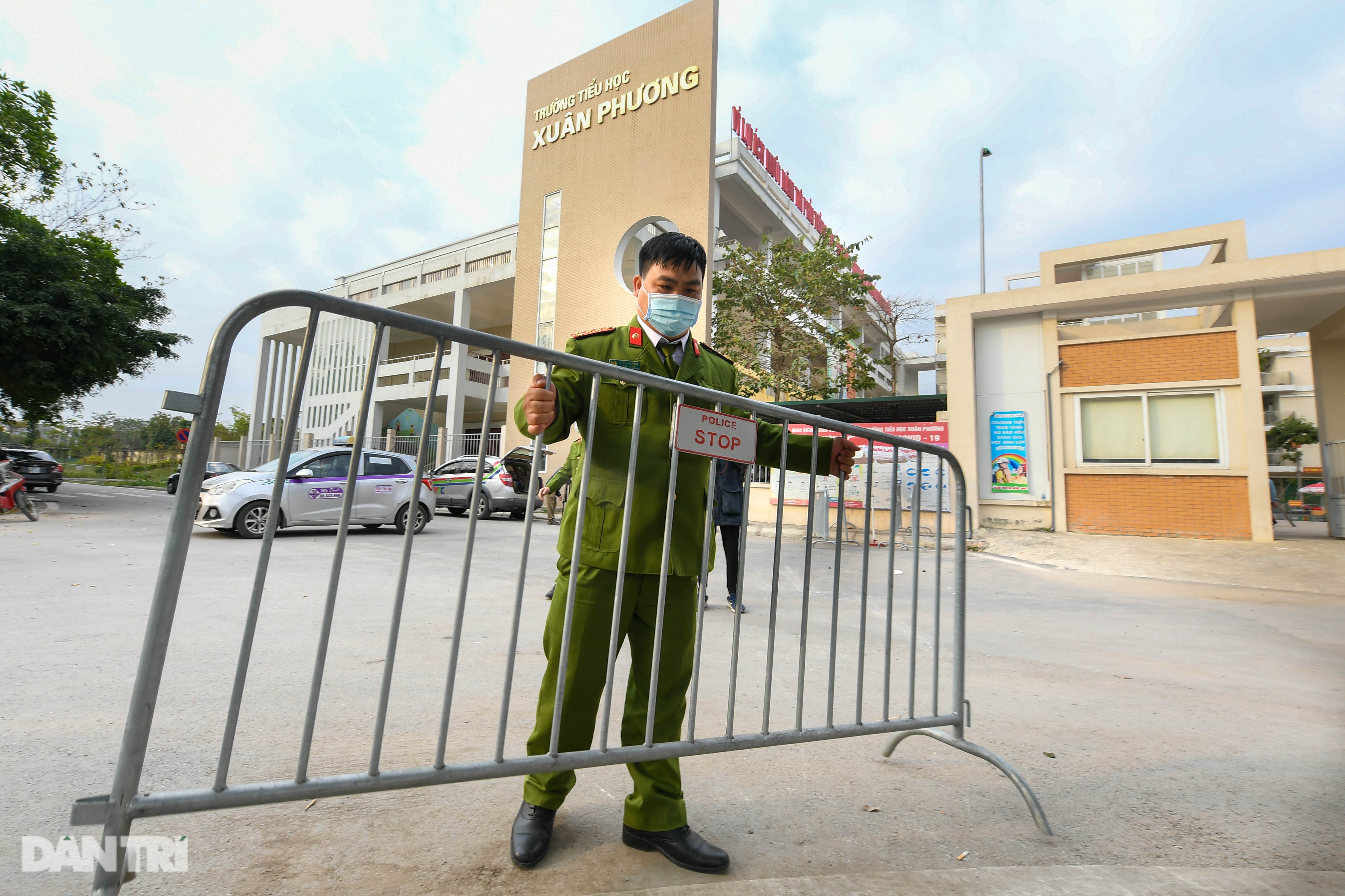Toàn bộ người cách ly tại Tiểu học Xuân Phương được trở về nhà ăn Tết - 19 Toàn bộ người cách ly tại Tiểu học Xuân Phương được trở về nhà ăn Tết - 19