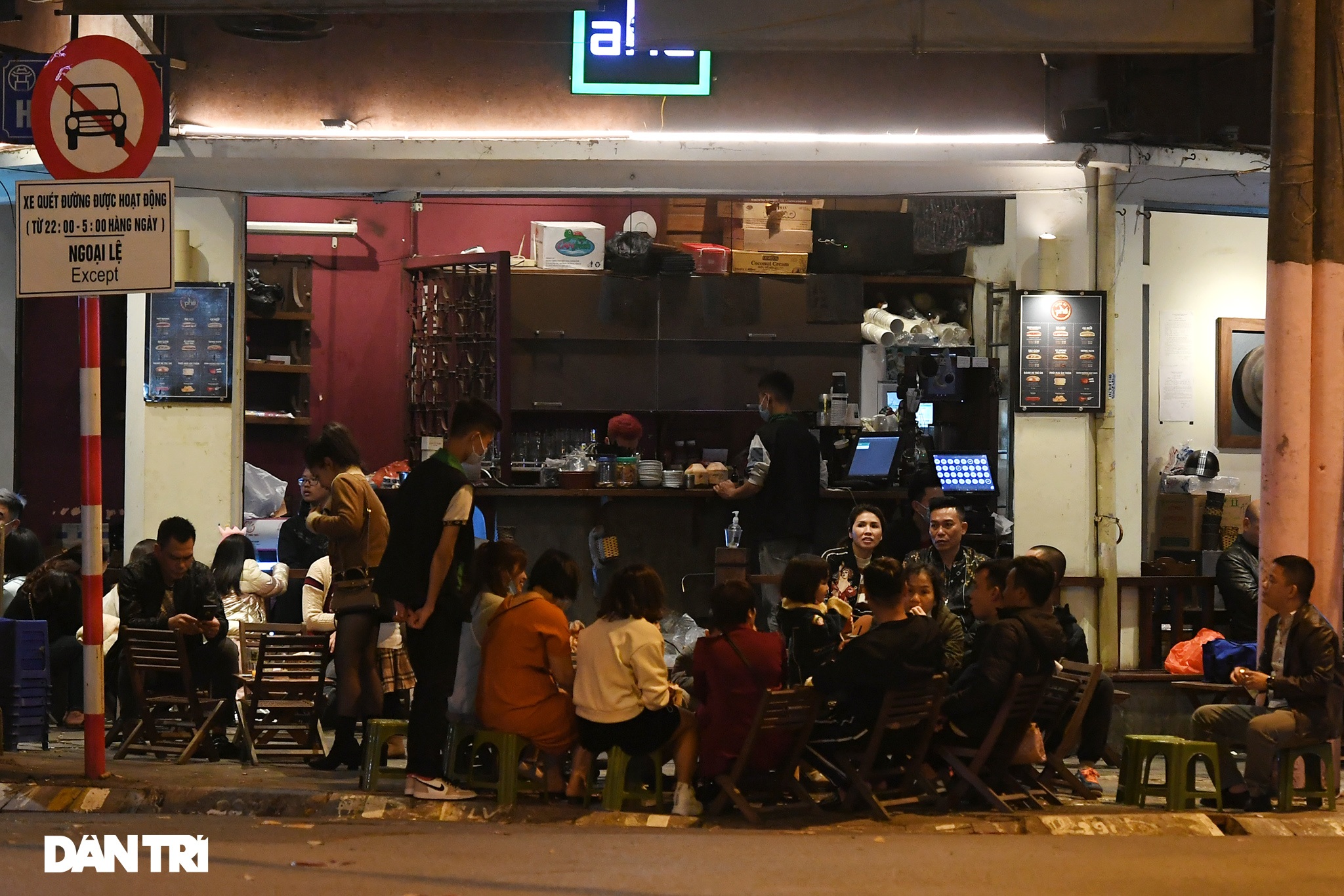 Công an Hà Nội kiểm tra xuyên đêm, yêu cầu hàng quán đóng cửa trước 0h - 4 Công an Hà Nội kiểm tra xuyên đêm, yêu cầu hàng quán đóng cửa trước 0h - 4