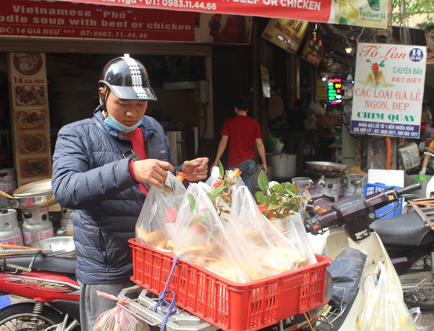 Gà ngậm hoa hồng đắt khách tại "chợ nhà giàu" Hà Nội ngày Rằm tháng Giêng - Ảnh 10. Gà ngậm hoa hồng đắt khách tại "chợ nhà giàu" Hà Nội ngày Rằm tháng Giêng - Ảnh 10.