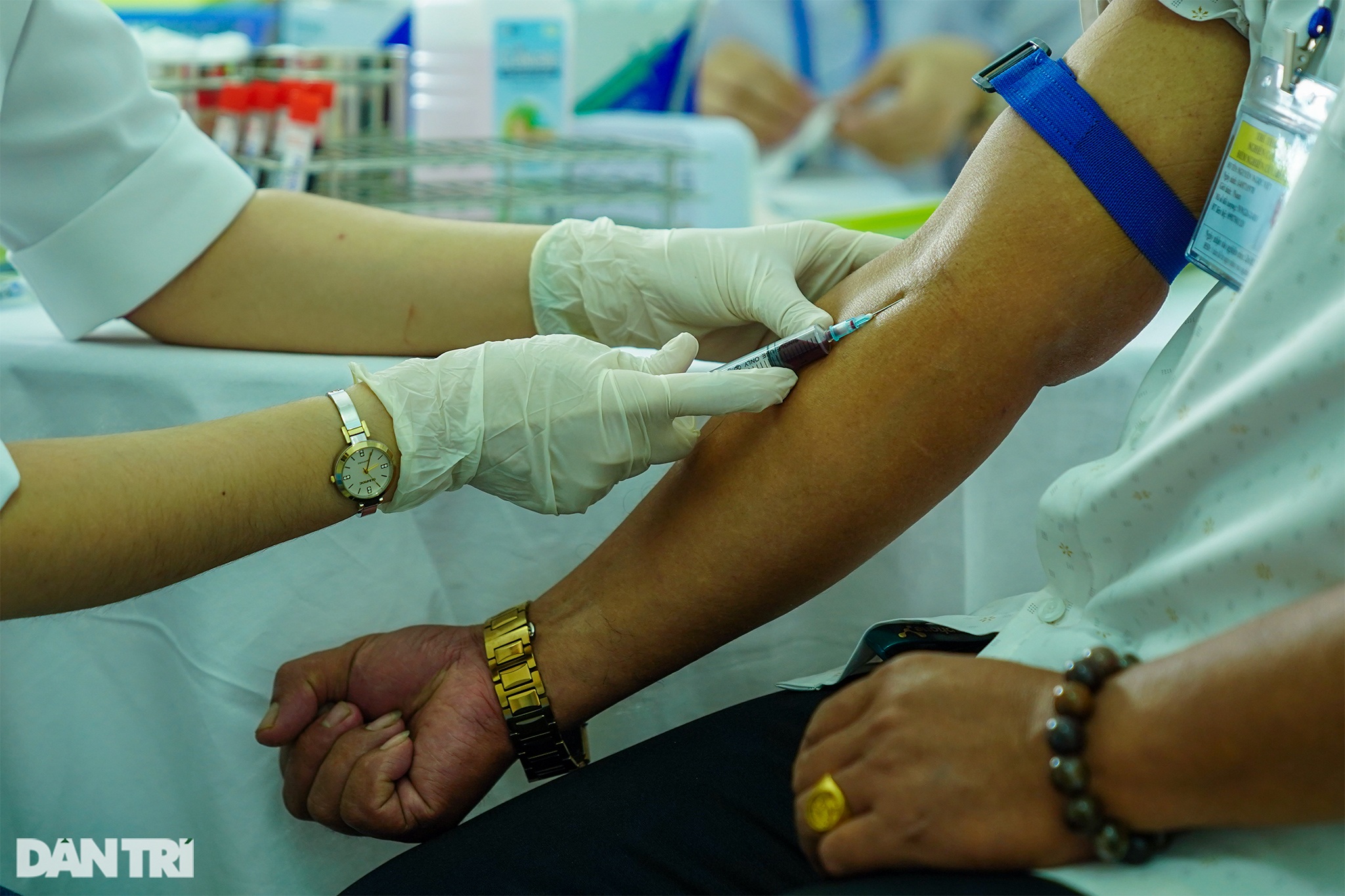 Tình nguyện viên: Không ra tuyến đầu thì góp công thử nghiệm vắc xin - 8