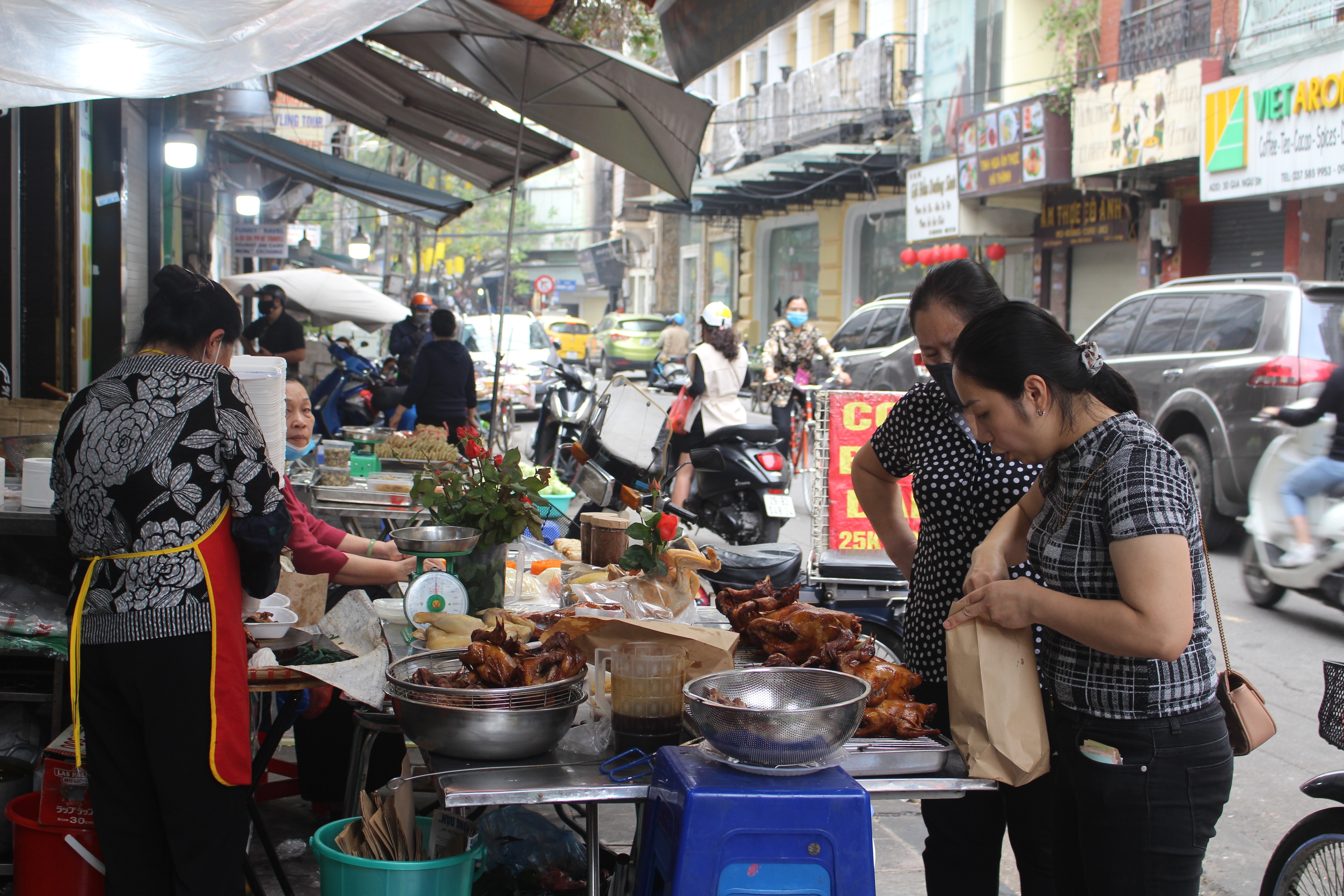 Gà ngậm hoa hồng đắt khách tại "chợ nhà giàu" Hà Nội ngày Rằm tháng Giêng - Ảnh 12. Gà ngậm hoa hồng đắt khách tại "chợ nhà giàu" Hà Nội ngày Rằm tháng Giêng - Ảnh 12.