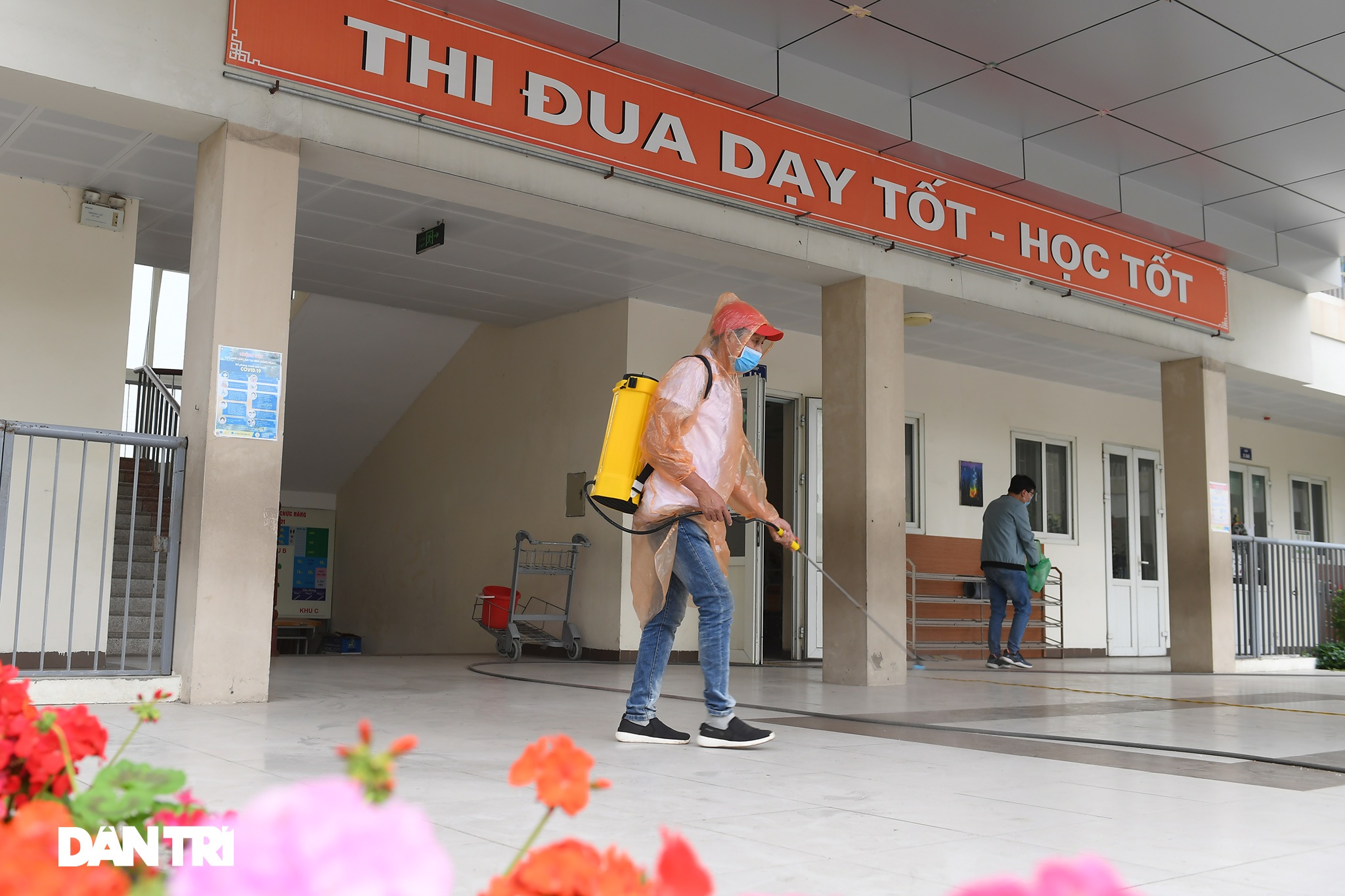 Các trường ở Hà Nội dọn dẹp vệ sinh, sẵn sàng đón học sinh đi học trở lại - 1