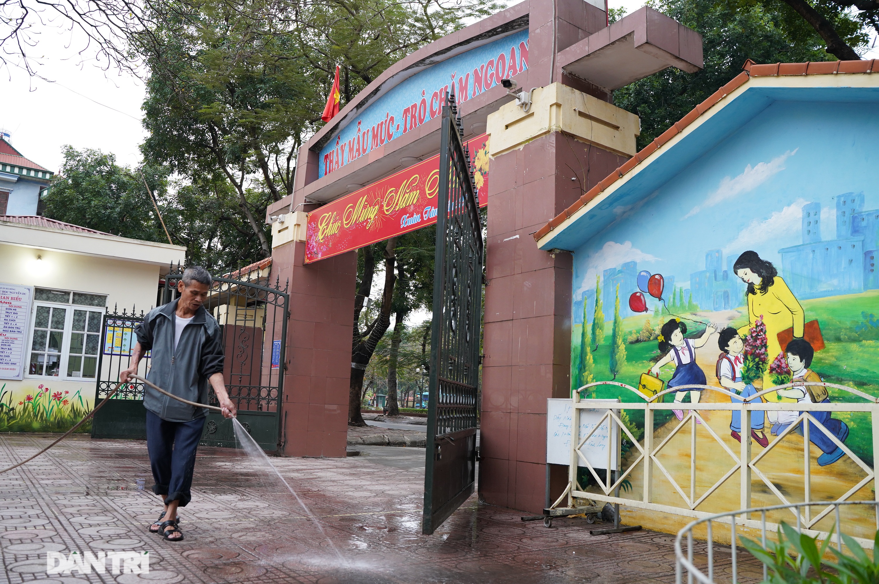 Các trường ở Hà Nội dọn dẹp vệ sinh, sẵn sàng đón học sinh đi học trở lại - 12