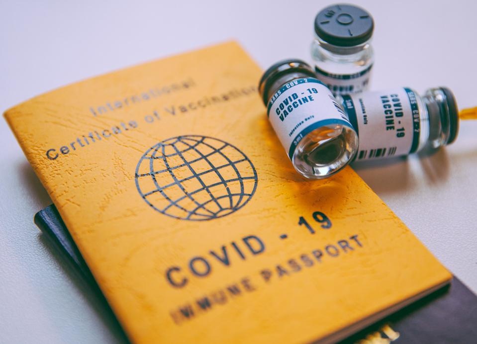 Tranh cãi "hộ chiếu vắc xin Covid-19" đốt nóng thế giới
