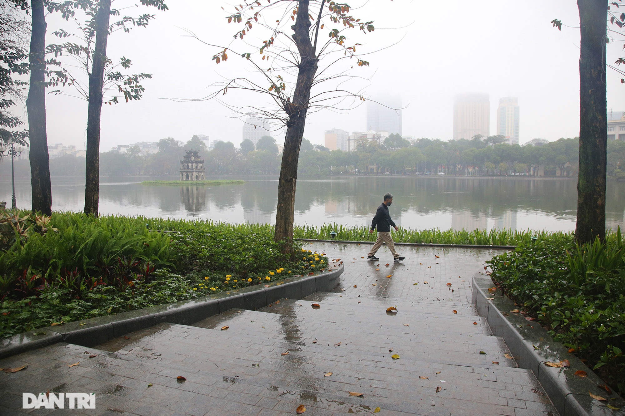 Sword Lake is beautiful and romantic in the morning mist - 11