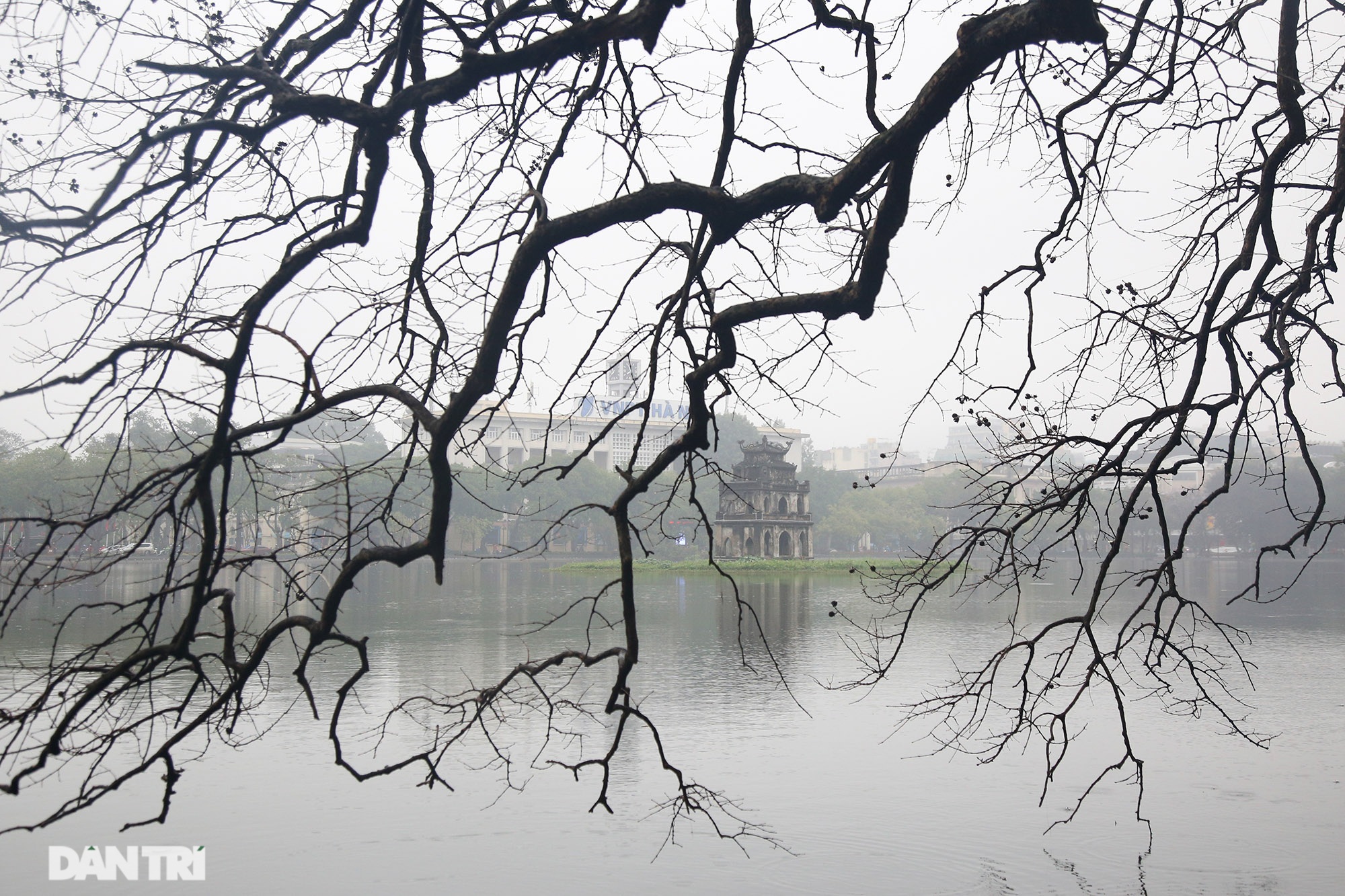 Hồ Gươm đẹp lãng mạn trong sương sớm - 12