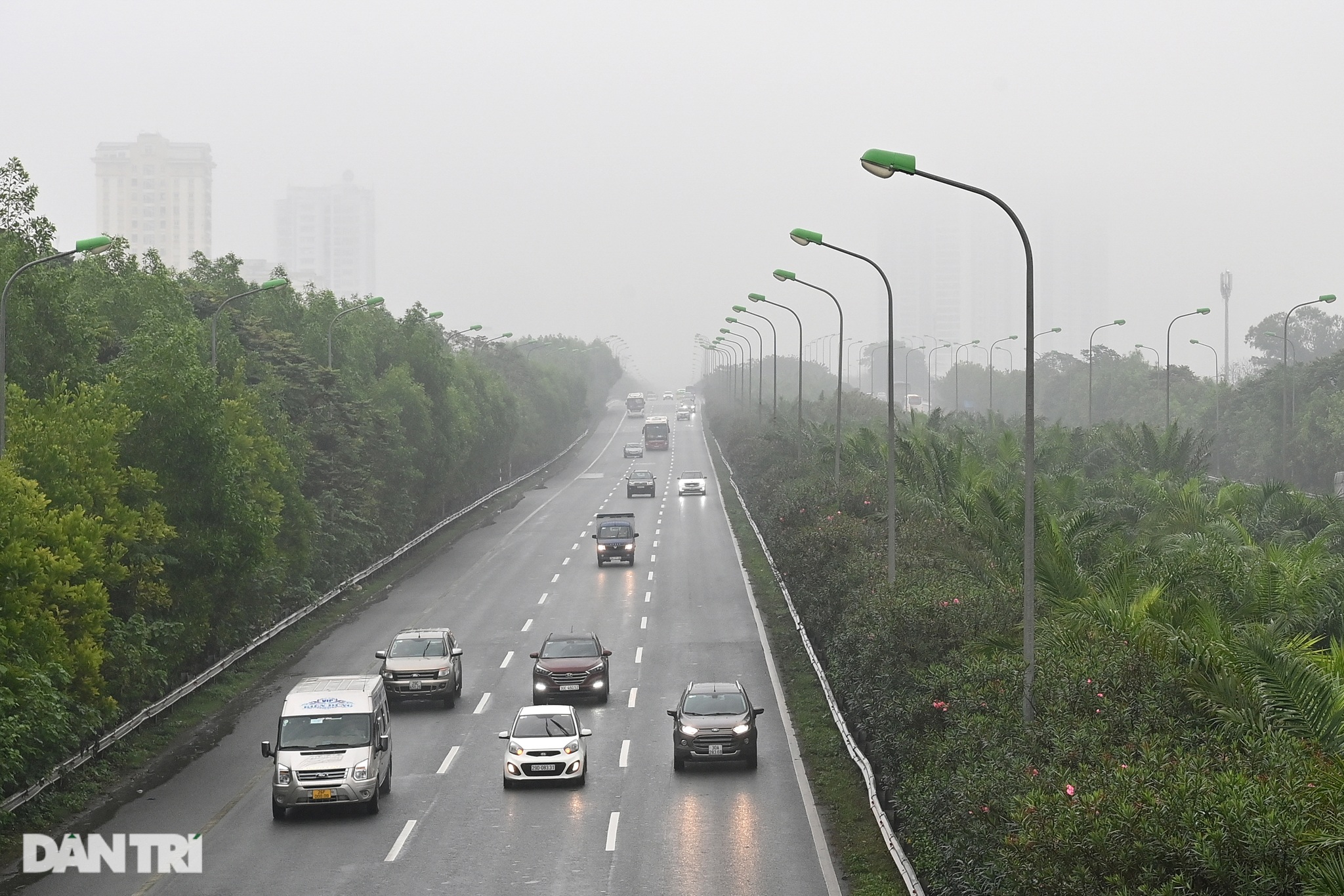 Những tòa nhà chọc trời ở Hà Nội biến mất trong làn sương dày đặc - 17 Những tòa nhà chọc trời ở Hà Nội biến mất trong làn sương dày đặc - 17