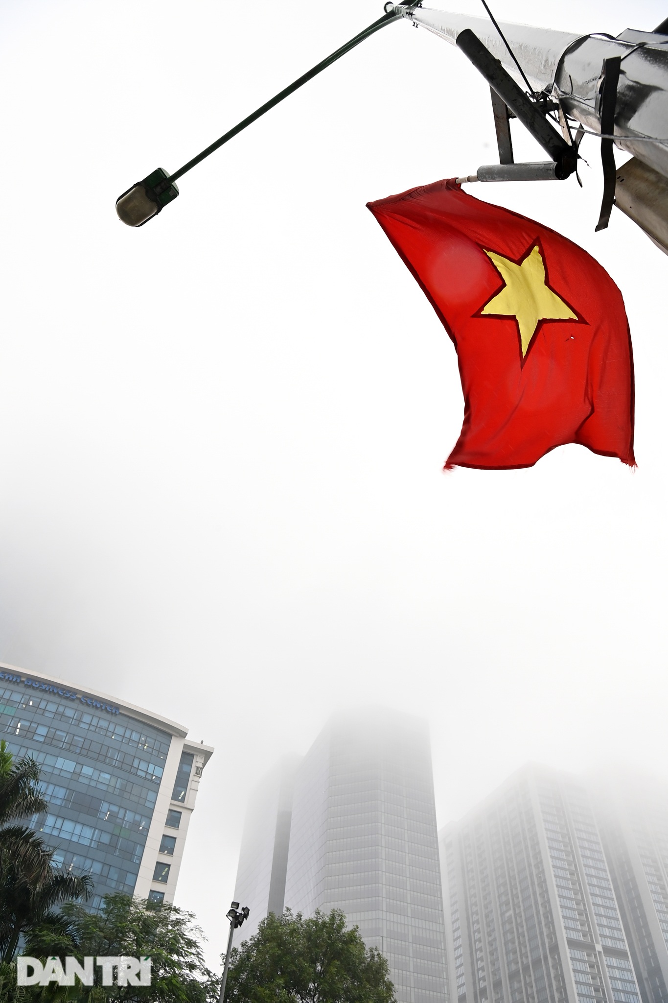 Những tòa nhà chọc trời ở Hà Nội biến mất trong làn sương dày đặc - 8 Những tòa nhà chọc trời ở Hà Nội biến mất trong làn sương dày đặc - 8