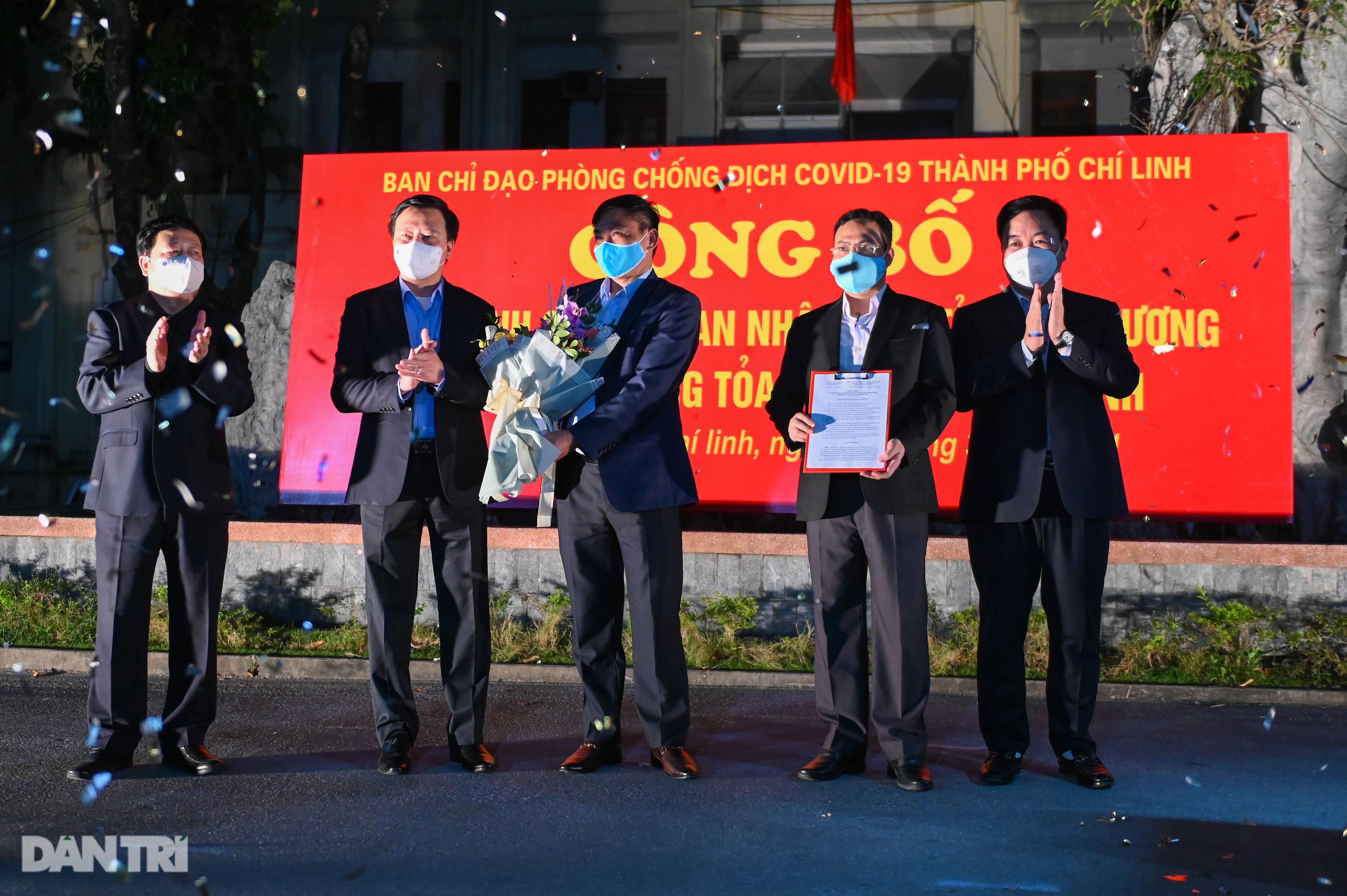 Cờ hoa rực rỡ, người dân vỡ òa cảm xúc khi TP Chí Linh được gỡ phong tỏa - 5 Cờ hoa rực rỡ, người dân vỡ òa cảm xúc khi TP Chí Linh được gỡ phong tỏa - 5