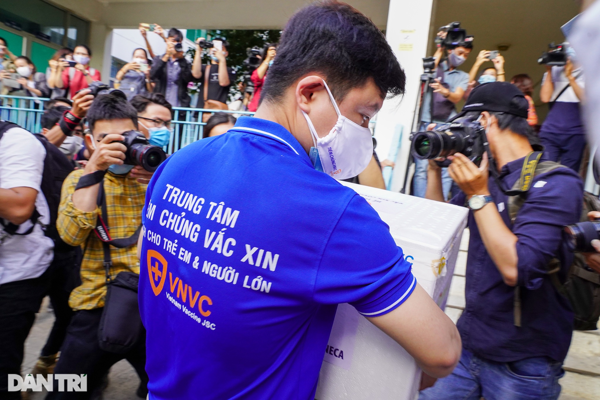 Giấc mơ đẹp của nữ bác sĩ được tiêm vắc xin ngừa Covid-19 đầu tiên - 18 Giấc mơ đẹp của nữ bác sĩ được tiêm vắc xin ngừa Covid-19 đầu tiên - 18