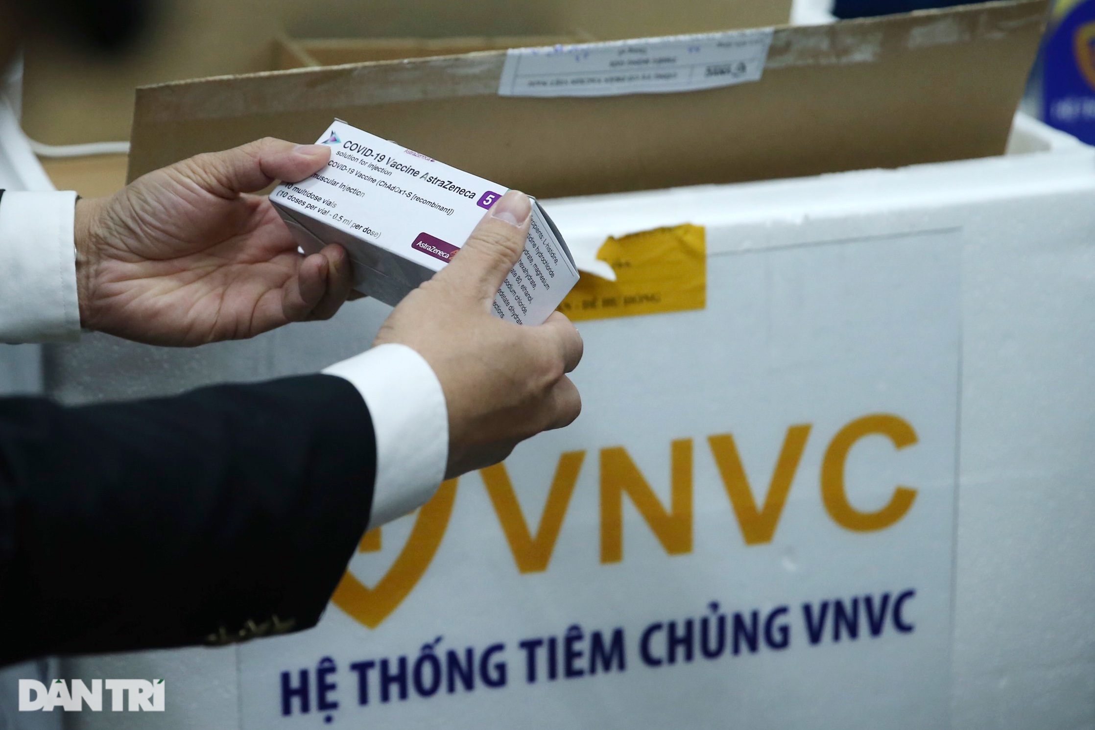 Cận cảnh những mũi tiêm vắc xin phòng dịch Covid-19 đầu tiên tại Việt Nam - 12 Cận cảnh những mũi tiêm vắc xin phòng dịch Covid-19 đầu tiên tại Việt Nam - 12