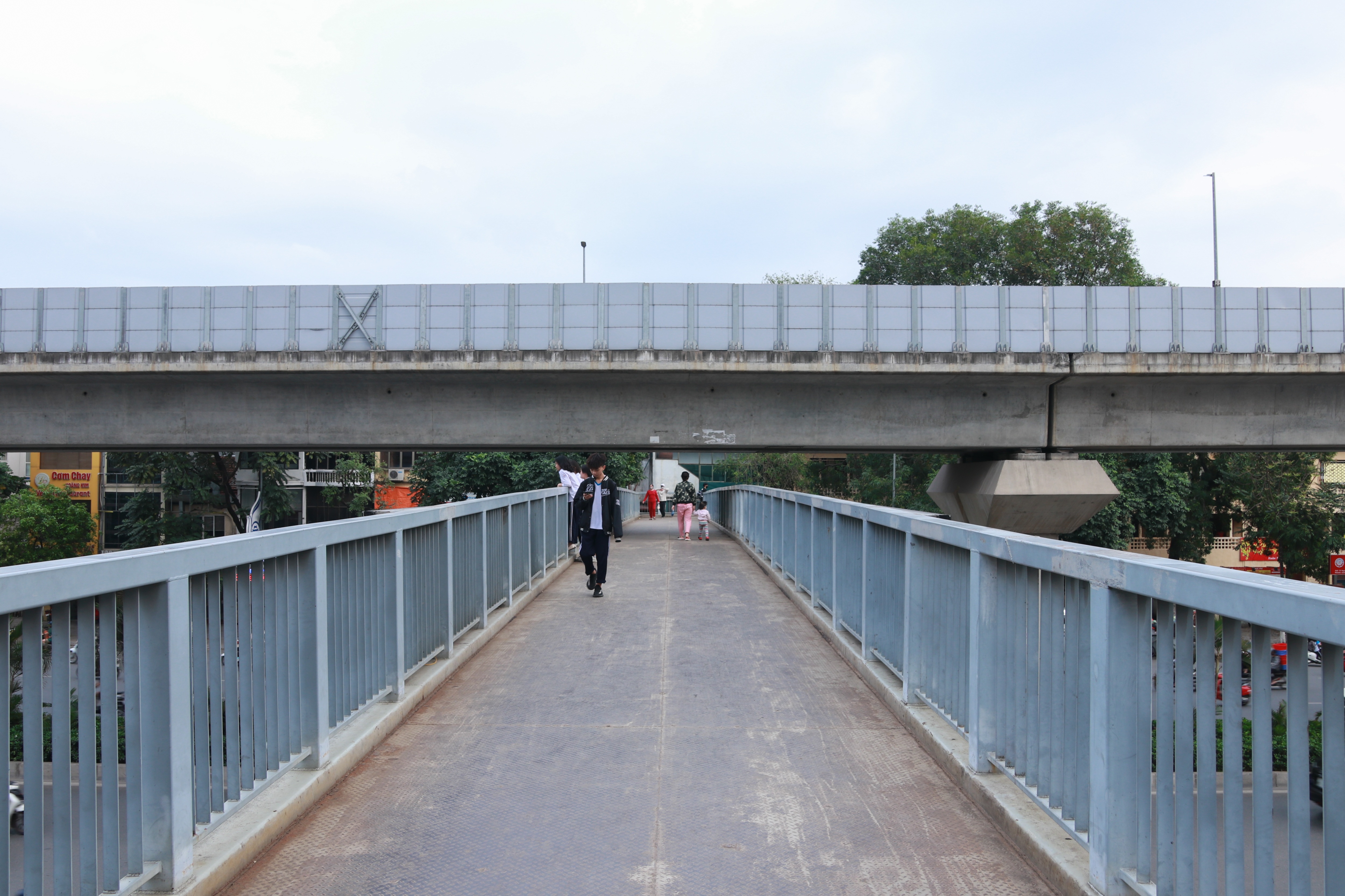 View - "Tim đập chân run" mỗi lần giơ tay xin sang đường... | Báo Dân trí