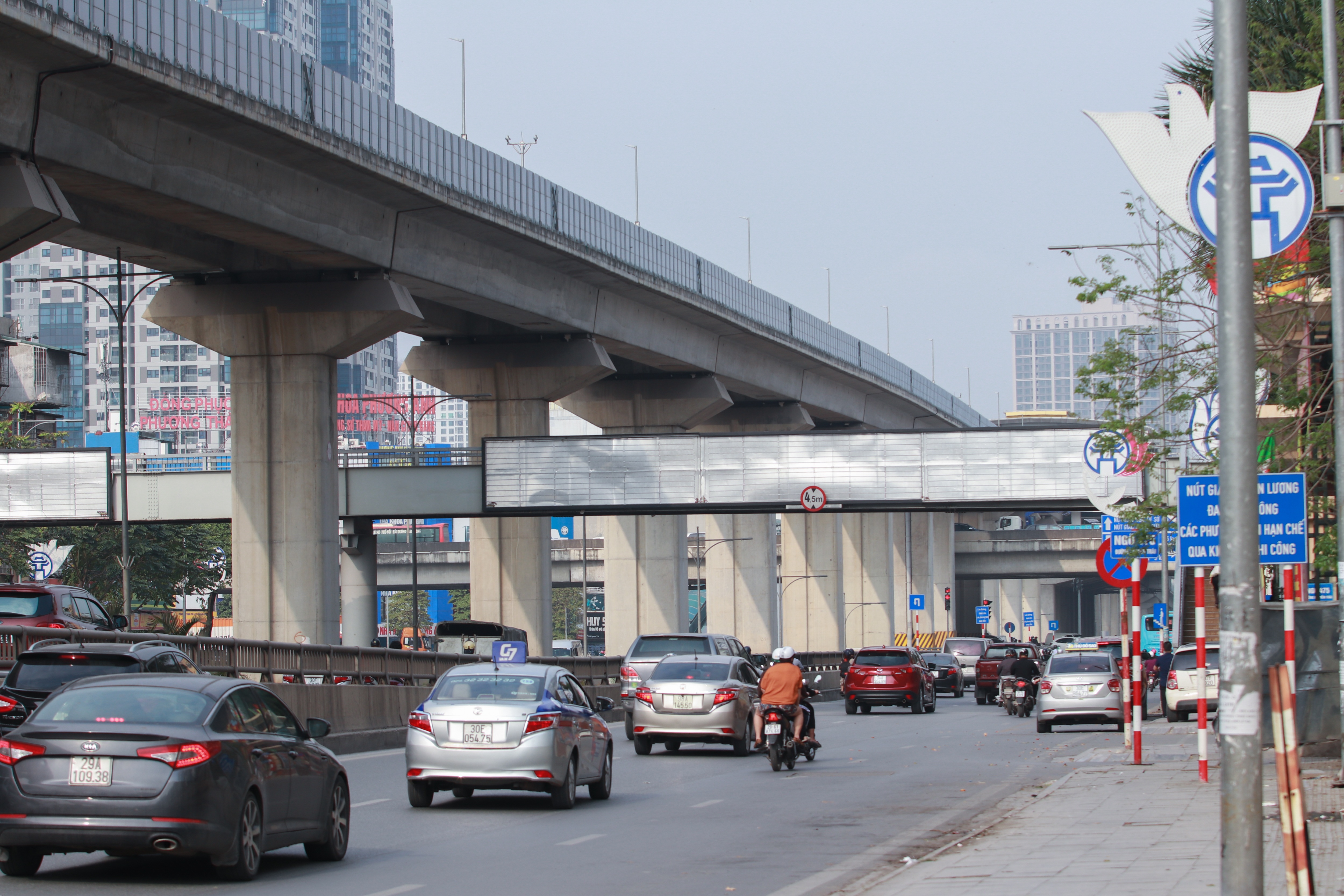 View - "Tim đập chân run" mỗi lần giơ tay xin sang đường... | Báo Dân trí