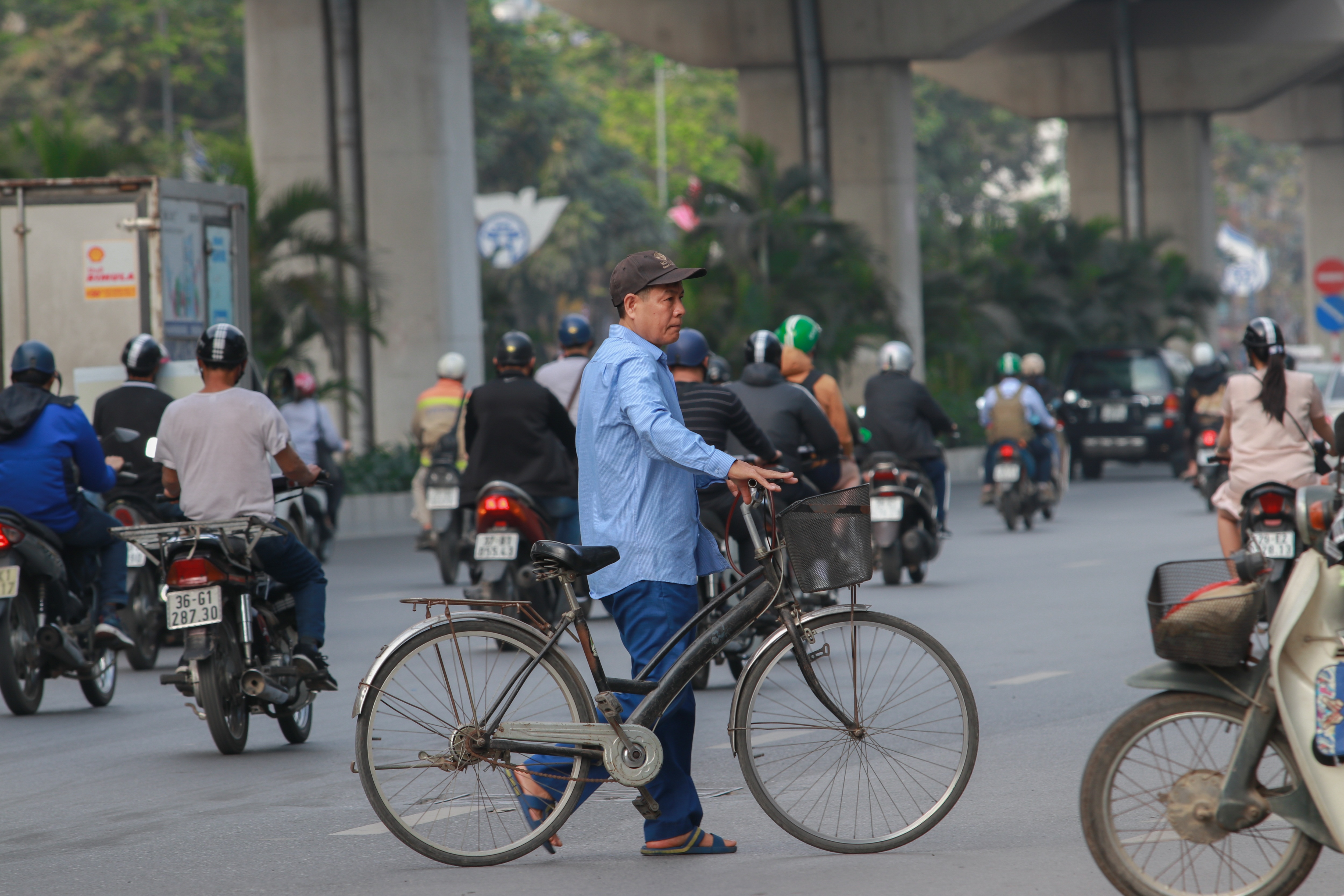 View - "Tim đập chân run" mỗi lần giơ tay xin sang đường... | Báo Dân trí