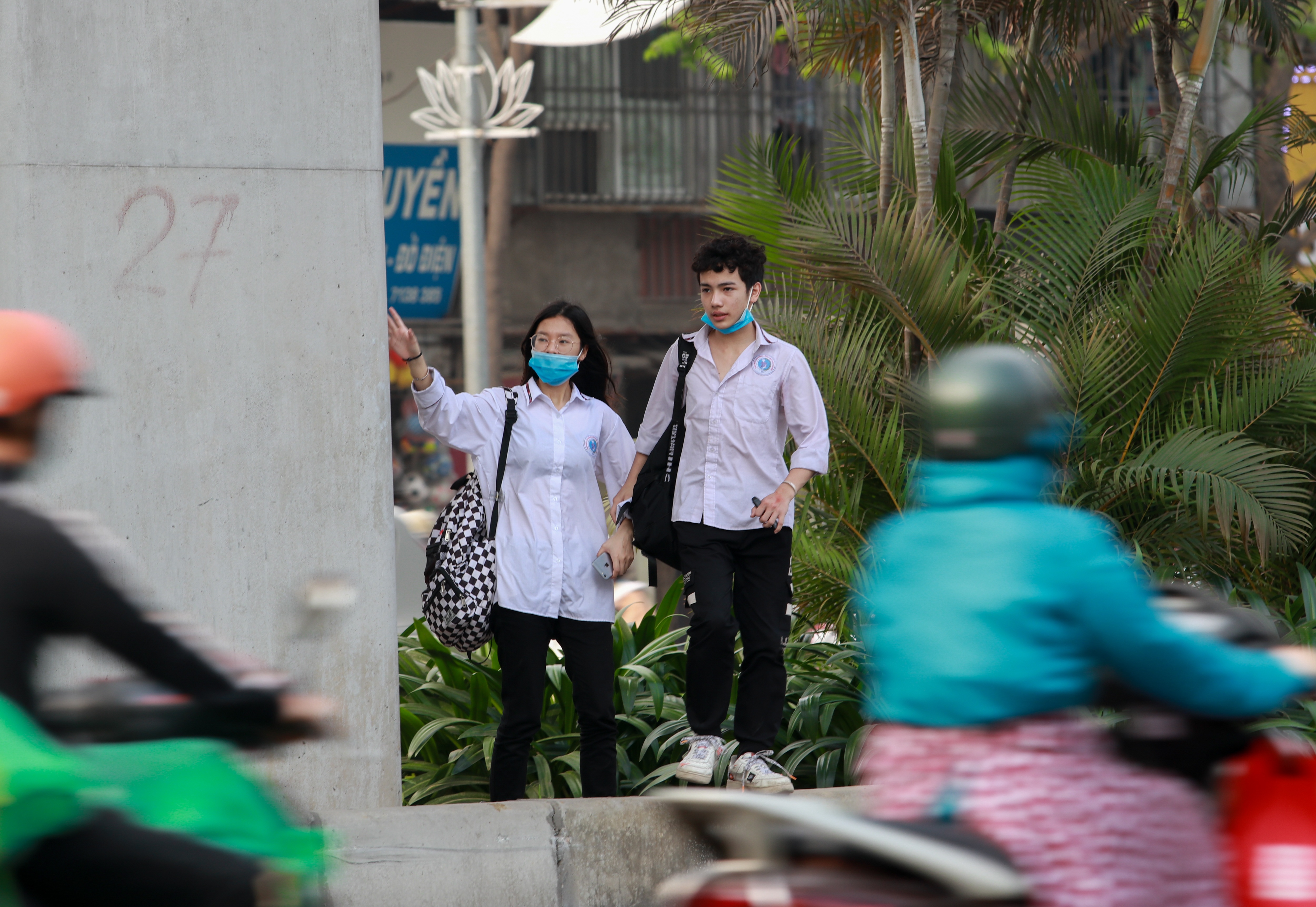 View - "Tim đập chân run" mỗi lần giơ tay xin sang đường... | Báo Dân trí