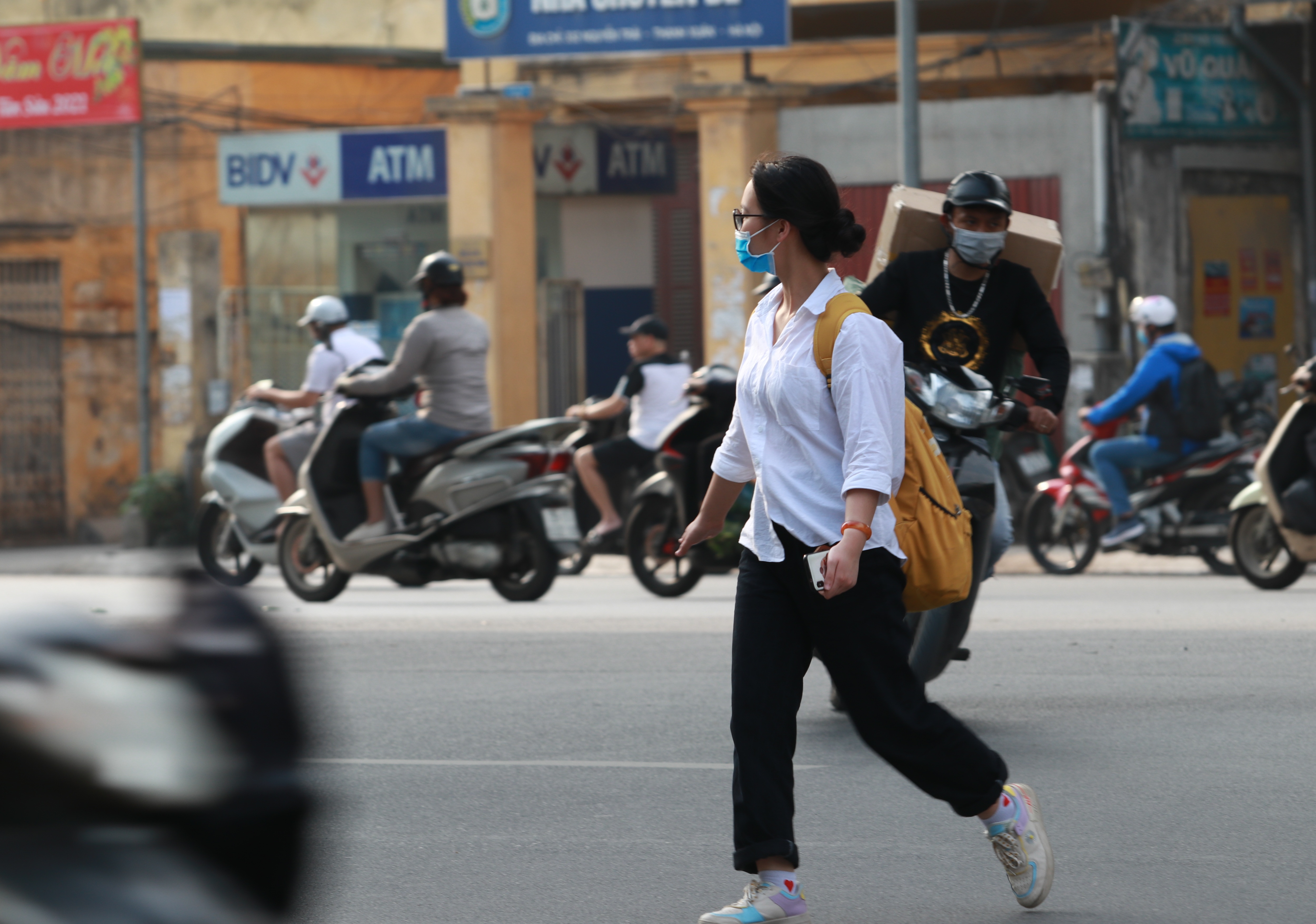 View - "Tim đập chân run" mỗi lần giơ tay xin sang đường... | Báo Dân trí