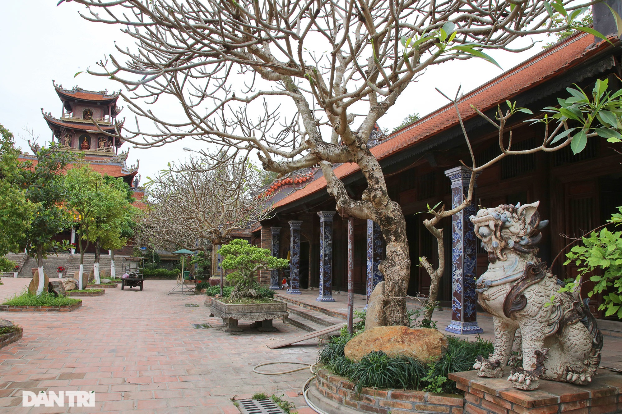 Ceramic pagoda built from tens of thousands of traditional handicrafts in Bat Trang - 1