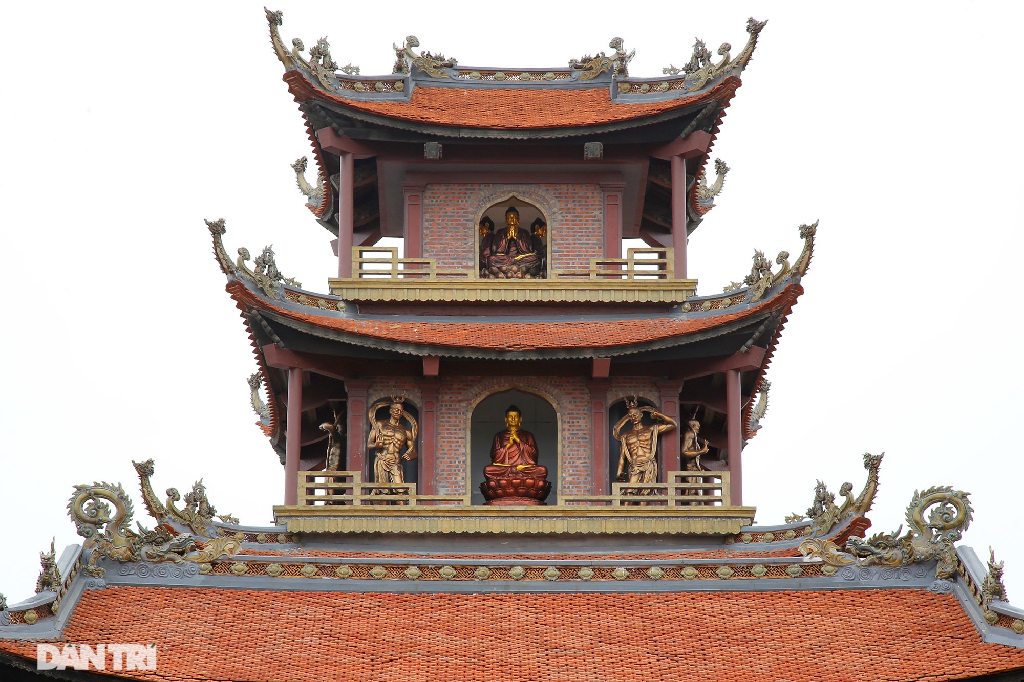 Ceramic pagoda built from tens of thousands of traditional handicrafts in Bat Trang - 4