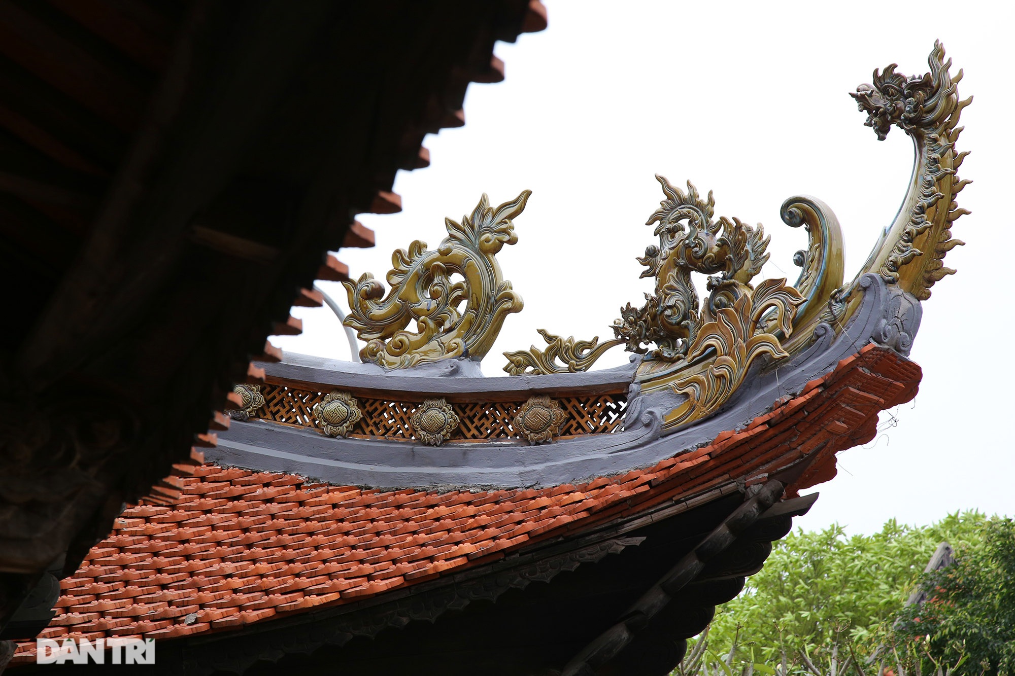 Ceramic pagoda built from tens of thousands of traditional handicrafts in Bat Trang - 5